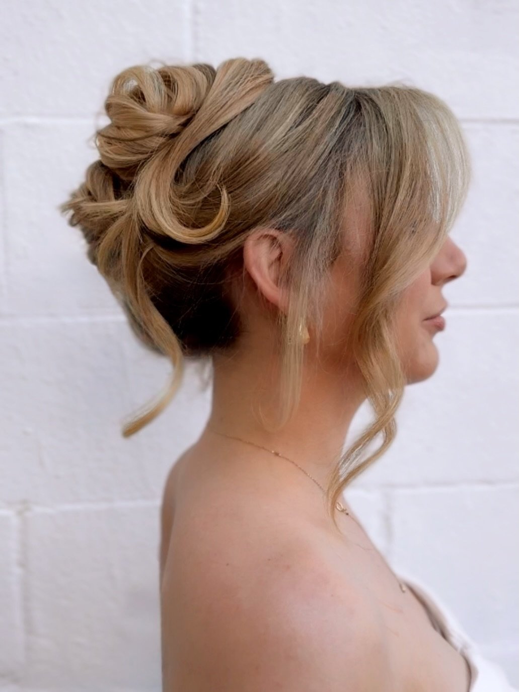 A little bridal hair inspo for your feed ✨

Hair and makeup by me @debpetrielli @debrapetrielli.team 
Model @lauryn.lock 

#ChicagoStylist #ChicagoMakeupArtist #BridalHairInspo #ChicagoBride #SoftGlamBride