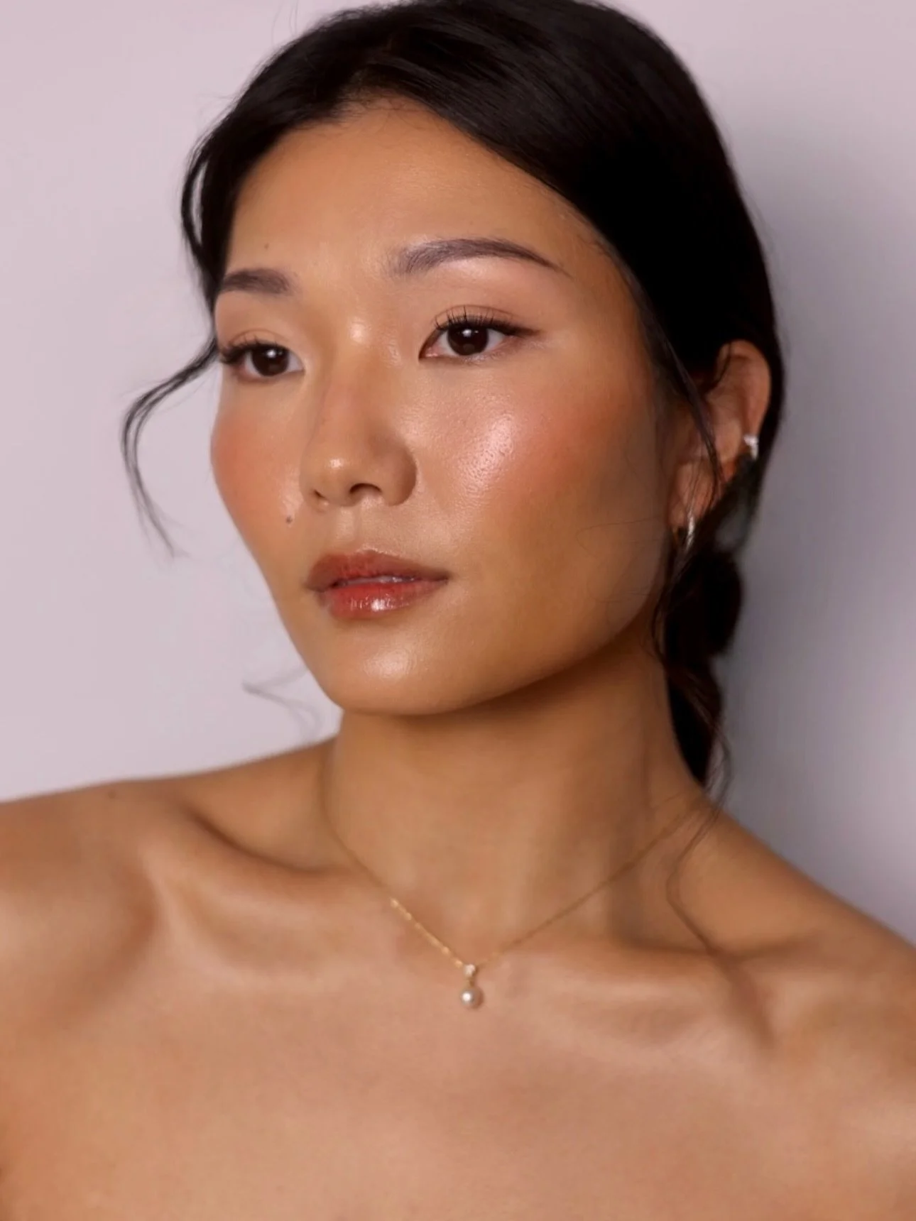 Can confirm she is this gorgeous IRL. 
Less powder; more glow ✨ Because skin should look like skin - just elevated.

Hair &amp; makeup by me @debpetrielli @debrapetrielli.team 
Model @manakuin 

Chicago &amp; destination | hair &amp; makeup
Bridal | 