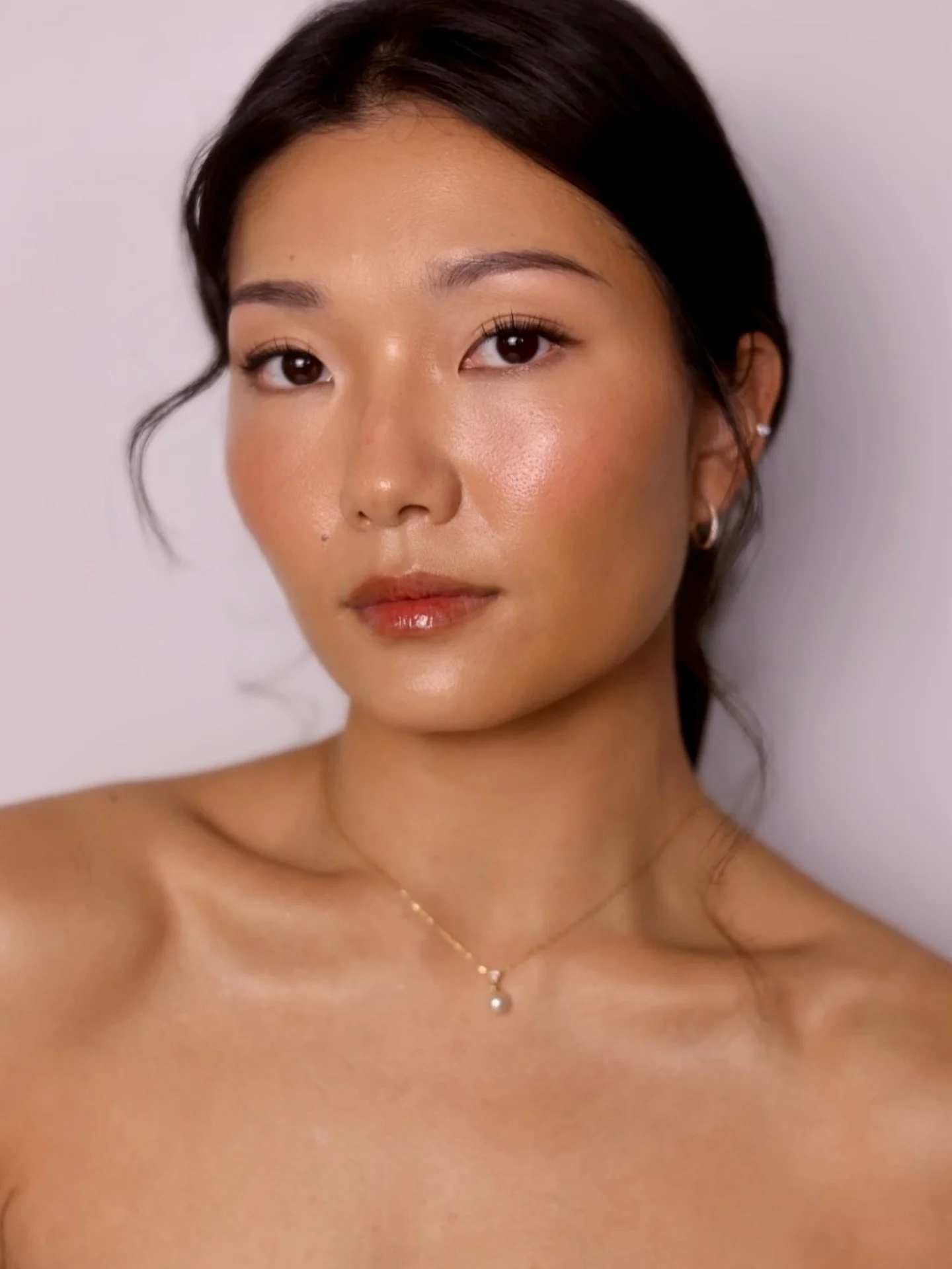 Glassy skin &amp; blurred lips on my dream girl ✨
(if you thought I was done sharing pics of this look you&rsquo;re trippin&rsquo;)

Chicago &amp; destination | hair &amp; makeup
Bridal | private client | production

Now booking 2027 brides
Limited 2