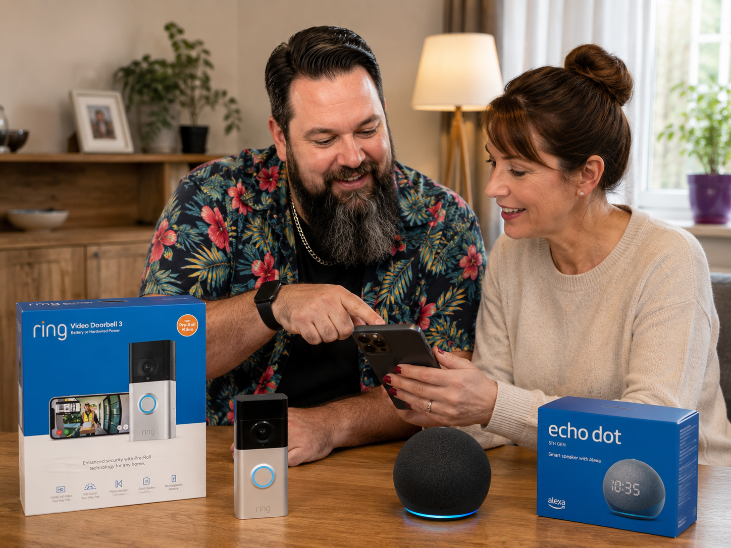 TechniKing richtet gemeinsam mit einer Kundin eine Ring Videotürklingel und Alexa-Sprachsteuerung ein.
