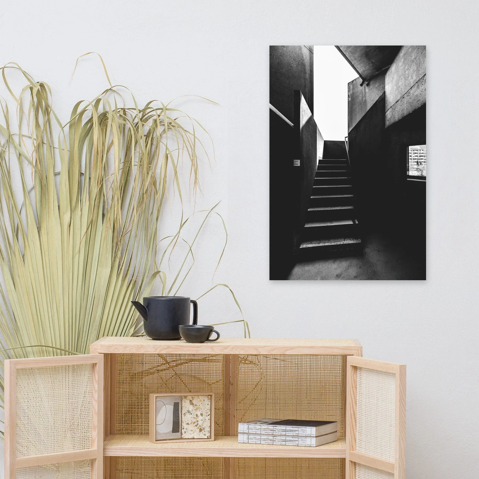 Affiche Escalier de béton, noir et blanc au mur au-dessus d'un meuble en bois clair – tirage photo d'art de Guillaume Gorini