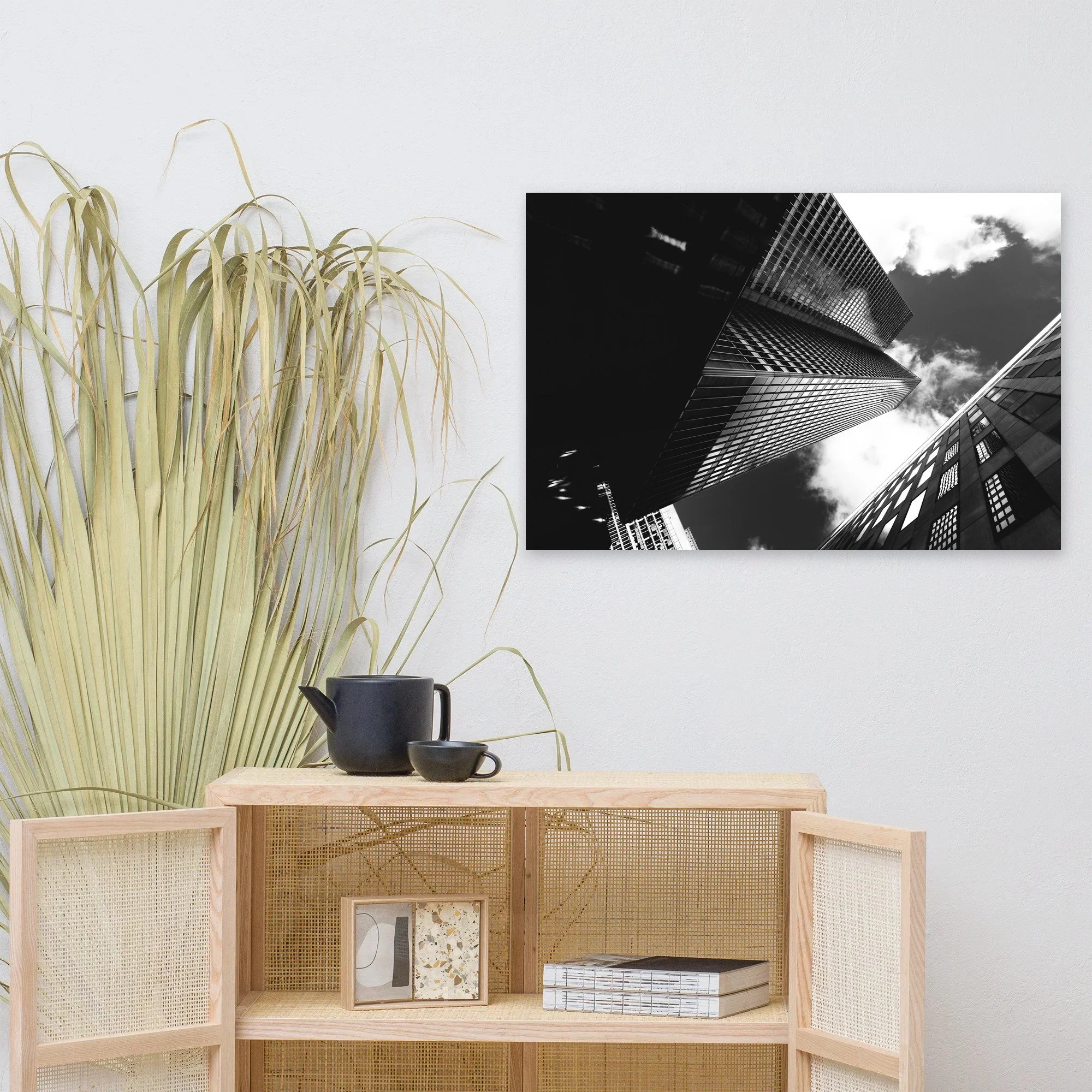 Affiche Tours de verre en contre-plongée, noir et blanc au mur au-dessus d'un meuble en bois clair – tirage photo d'art de Guillaume Gorini
