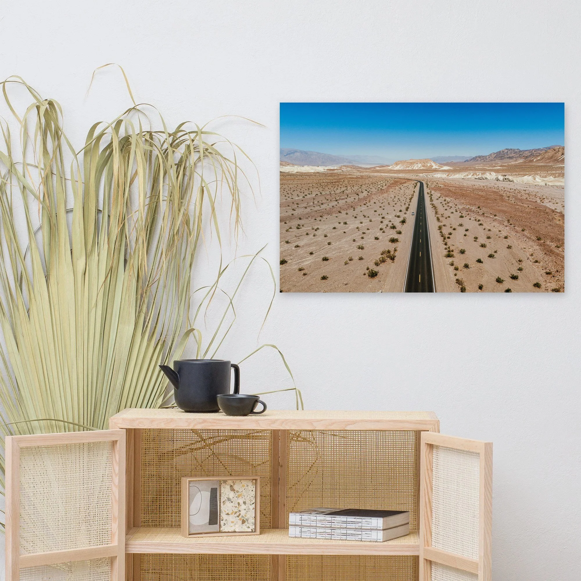 Affiche Route infinie, Vallée de la Mort au mur au-dessus d'un meuble en bois clair – tirage photo d'art de Guillaume Gorini