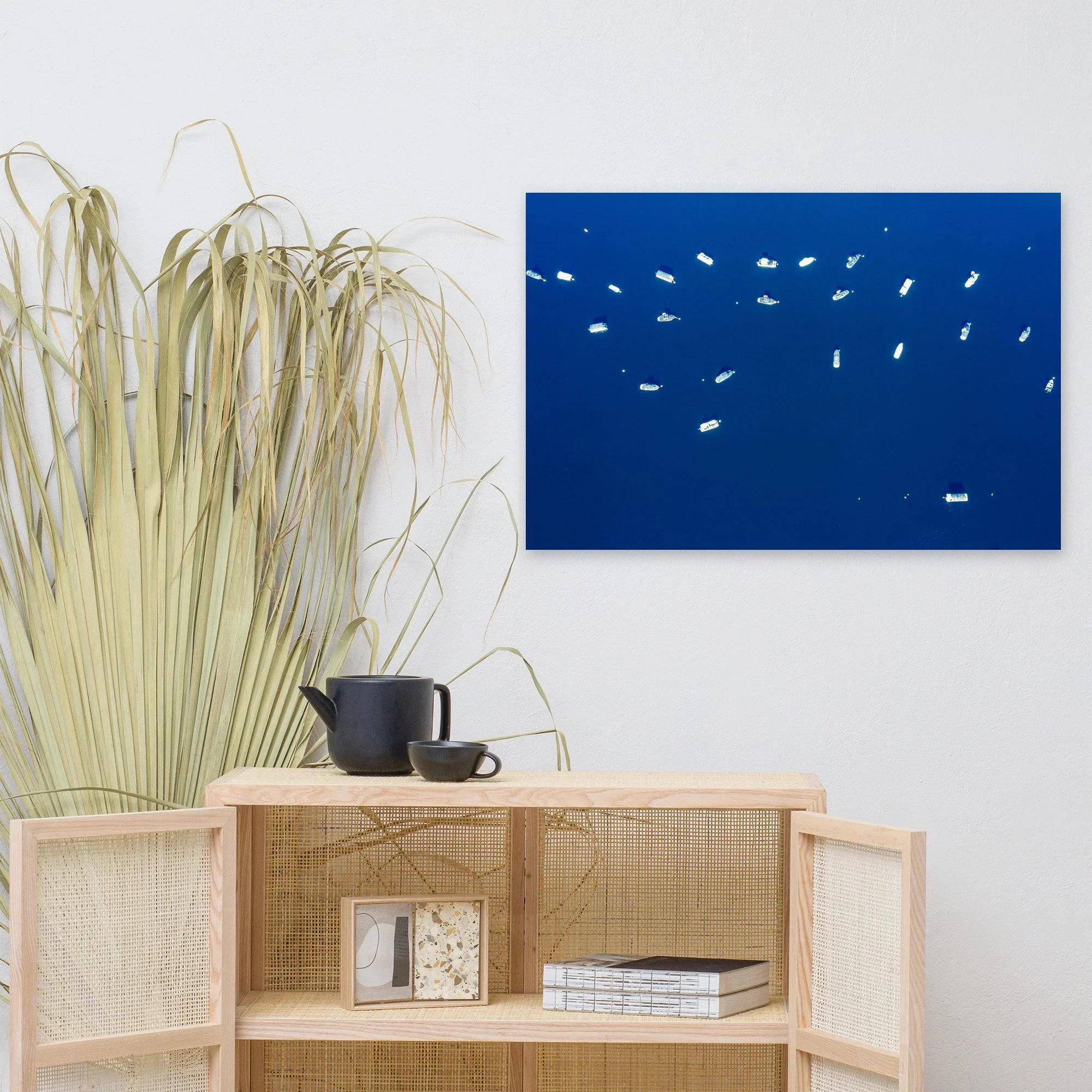 Affiche Bateaux au mouillage sur le bleu au mur au-dessus d'un meuble en bois clair – tirage photo d'art de Guillaume Gorini