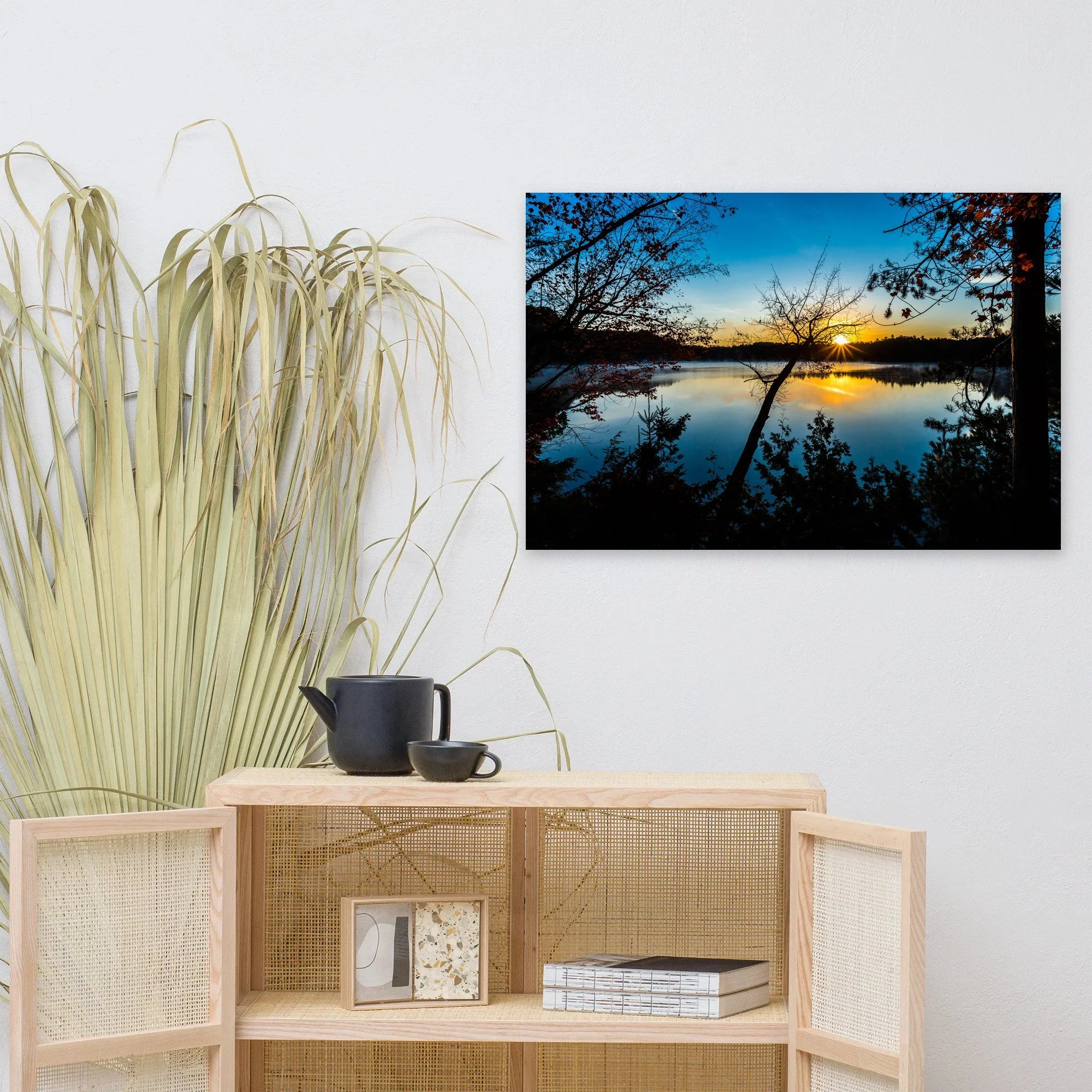 Affiche Soleil levant entre les arbres au mur au-dessus d'un meuble en bois clair – tirage photo d'art de Guillaume Gorini