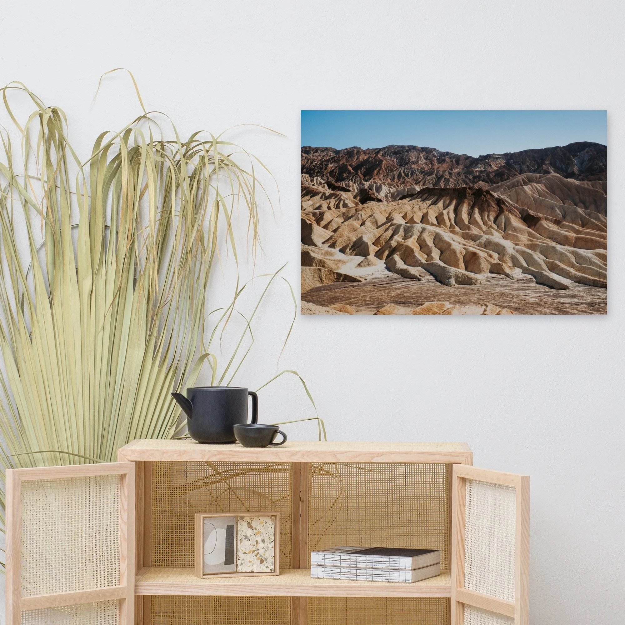 Affiche Zabriskie Point, Vallée de la Mort au mur au-dessus d'un meuble en bois clair – tirage photo d'art de Guillaume Gorini