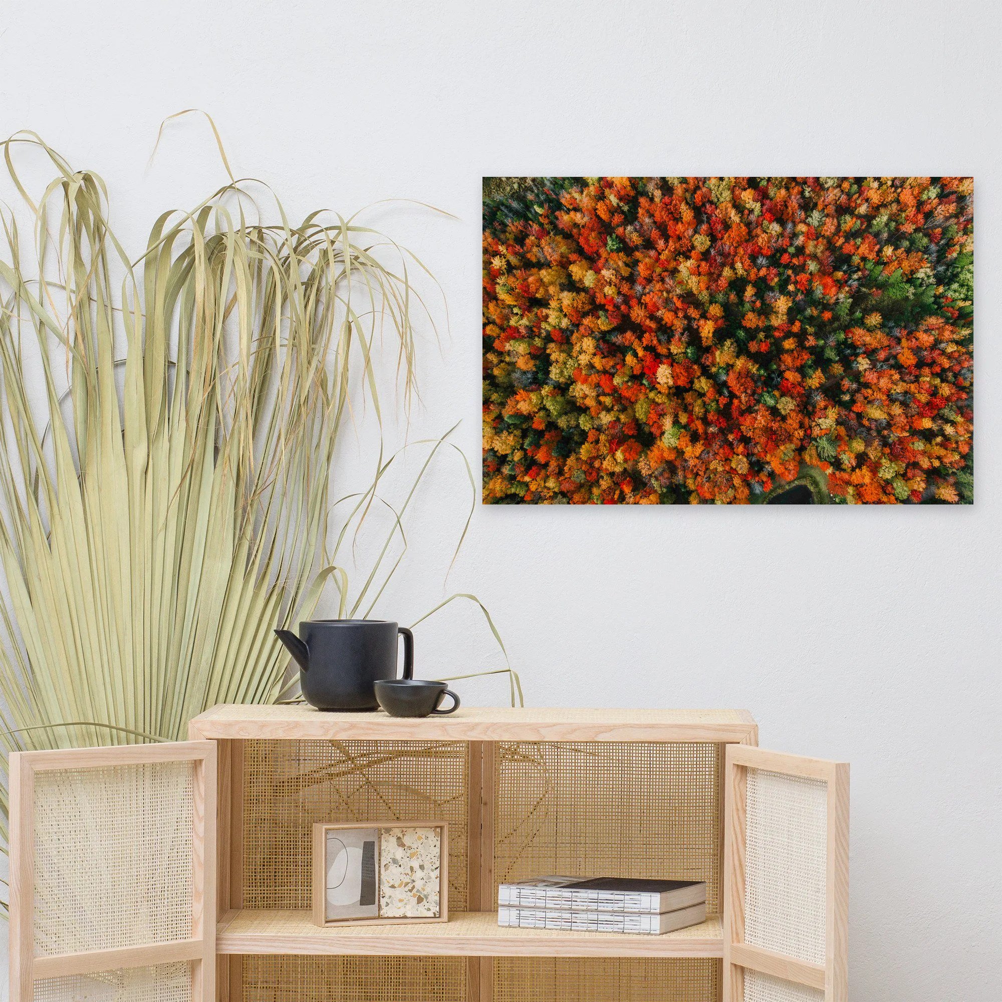 Affiche Forêt d'automne, vue du ciel au mur au-dessus d'un meuble en bois clair – tirage photo d'art de Guillaume Gorini
