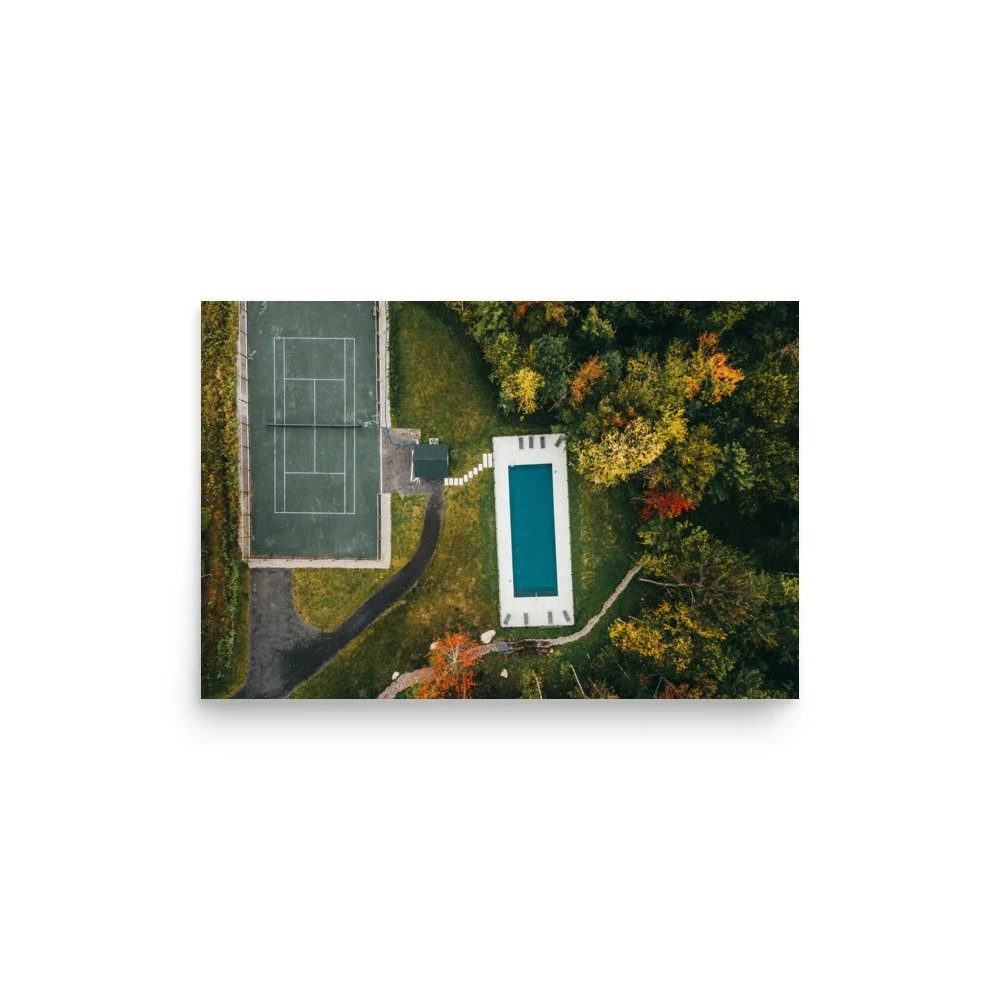 Tennis et piscine en automne, vue du ciel – Tirage d'art