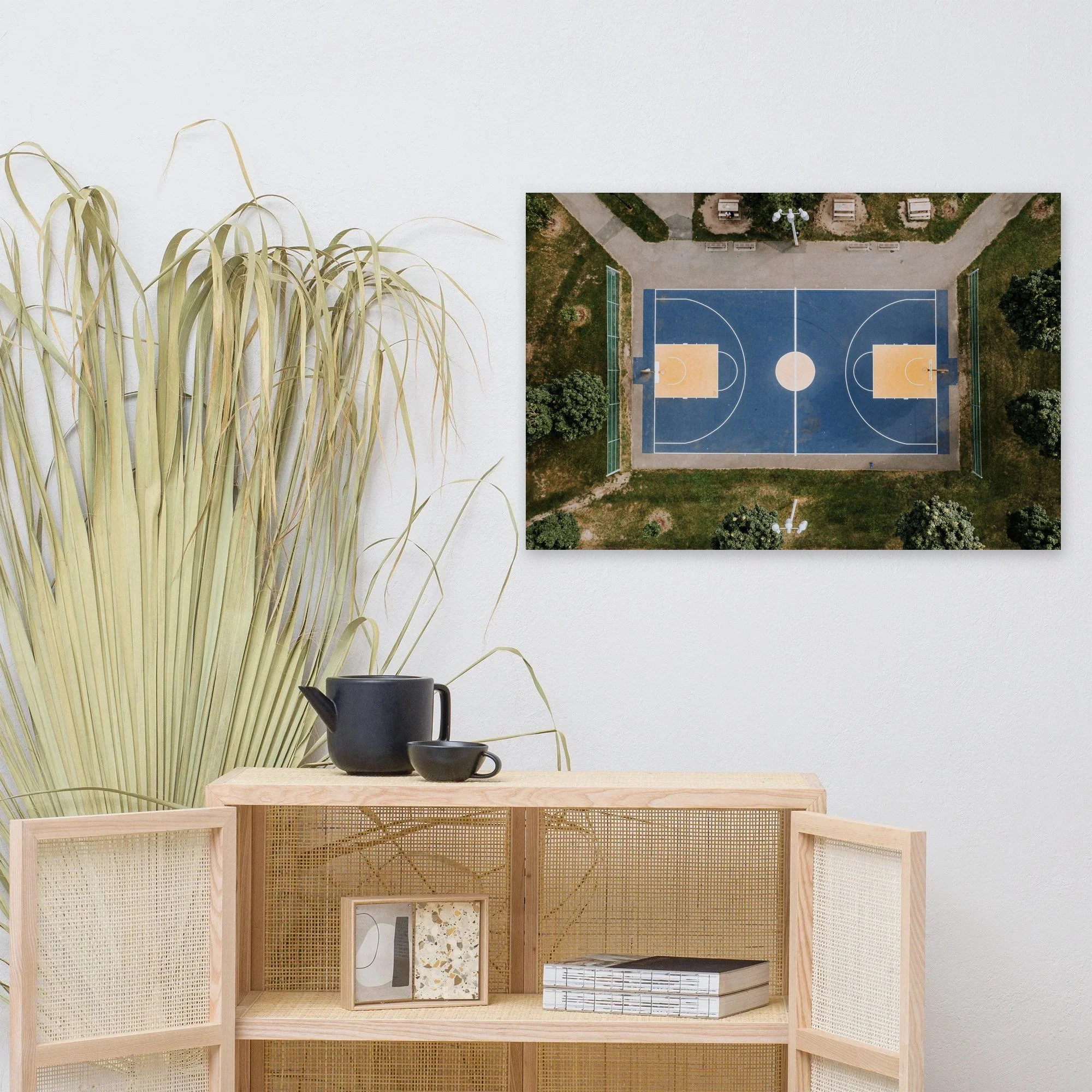 Affiche Terrain de basketball, vue du ciel au mur au-dessus d'un meuble en bois clair – tirage photo d'art de Guillaume Gorini