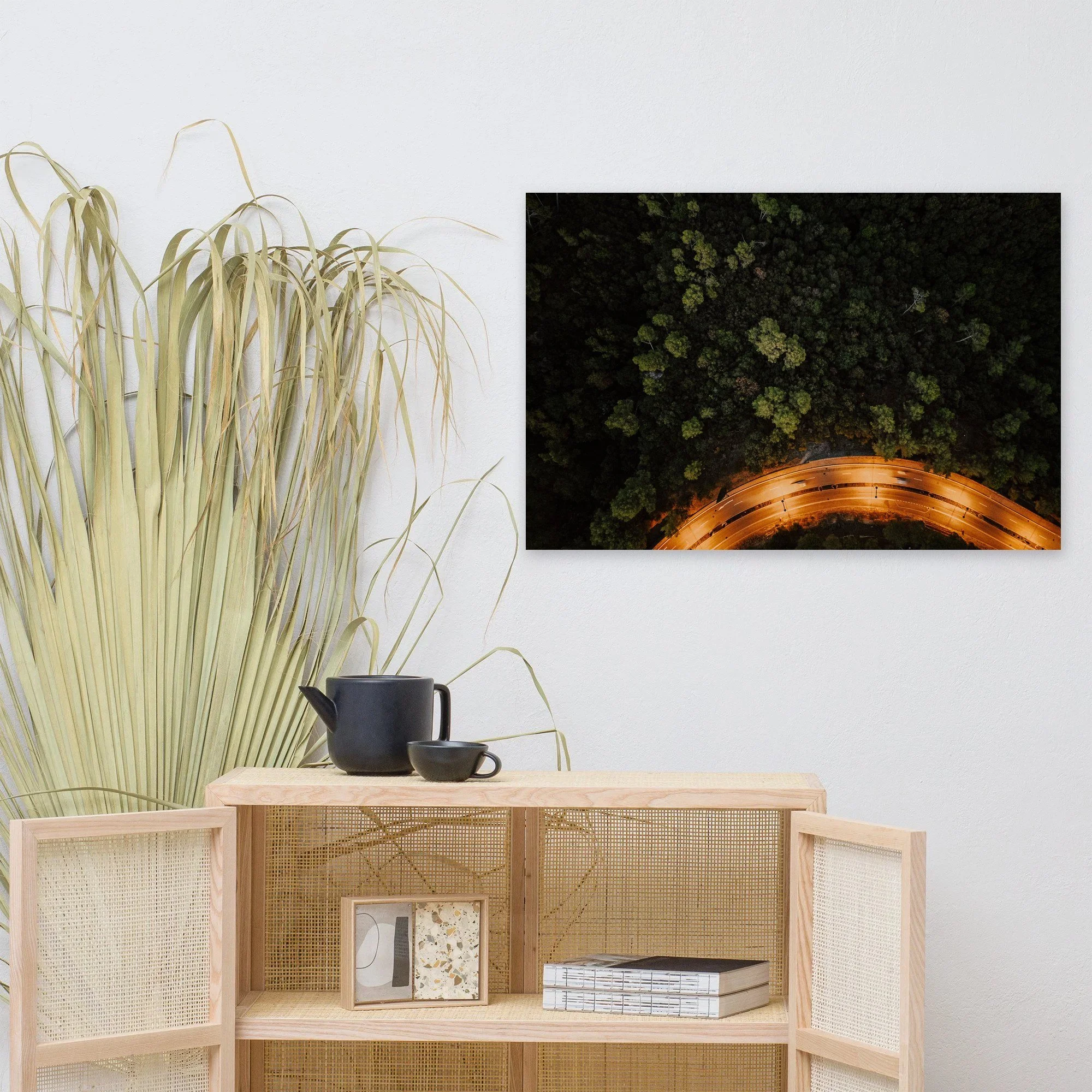 Affiche Courbe de lumière dans la forêt au mur au-dessus d'un meuble en bois clair – tirage photo d'art de Guillaume Gorini