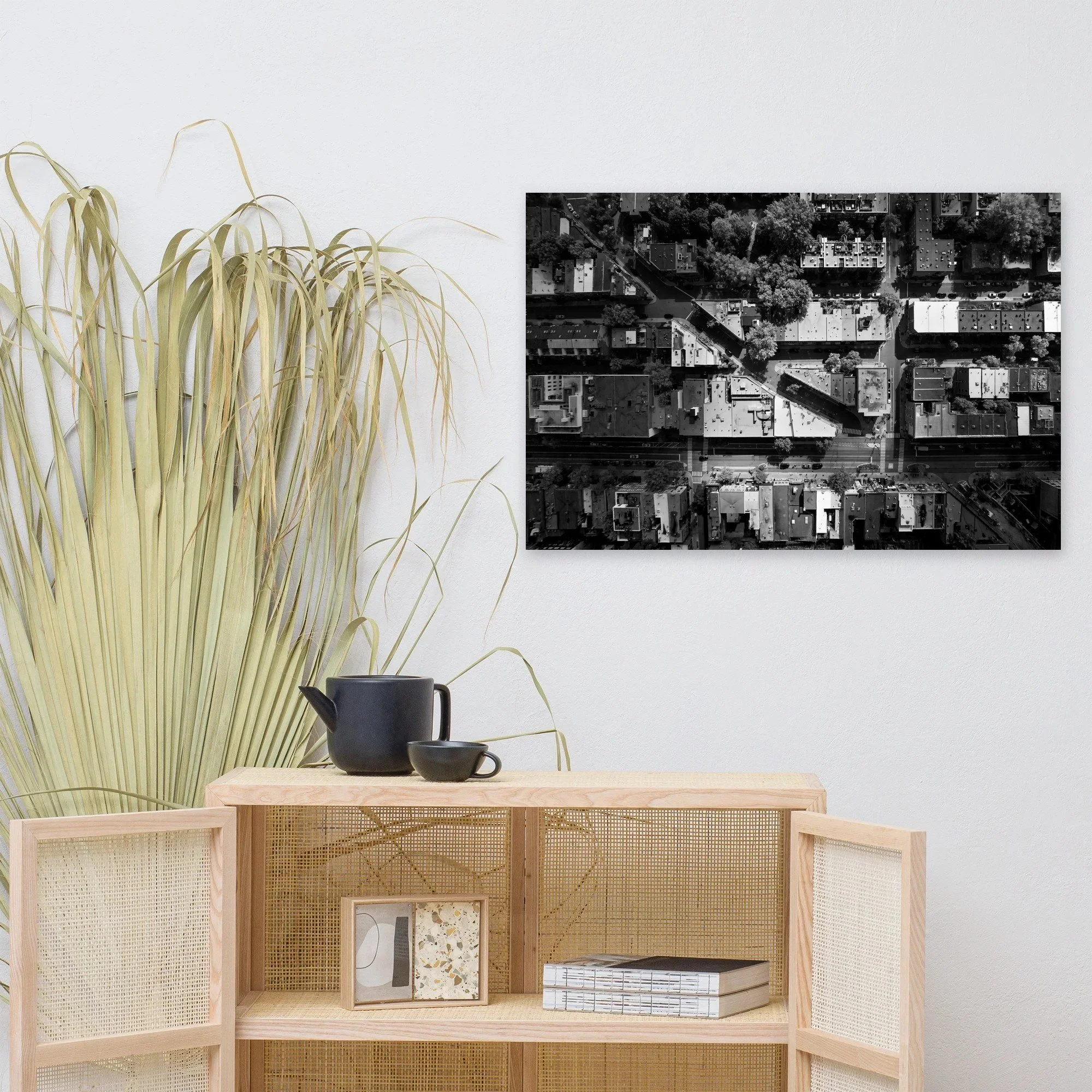 Affiche Géométrie urbaine, vue du ciel en noir et blanc au mur au-dessus d'un meuble en bois clair – tirage photo d'art de Guillaume Gorini