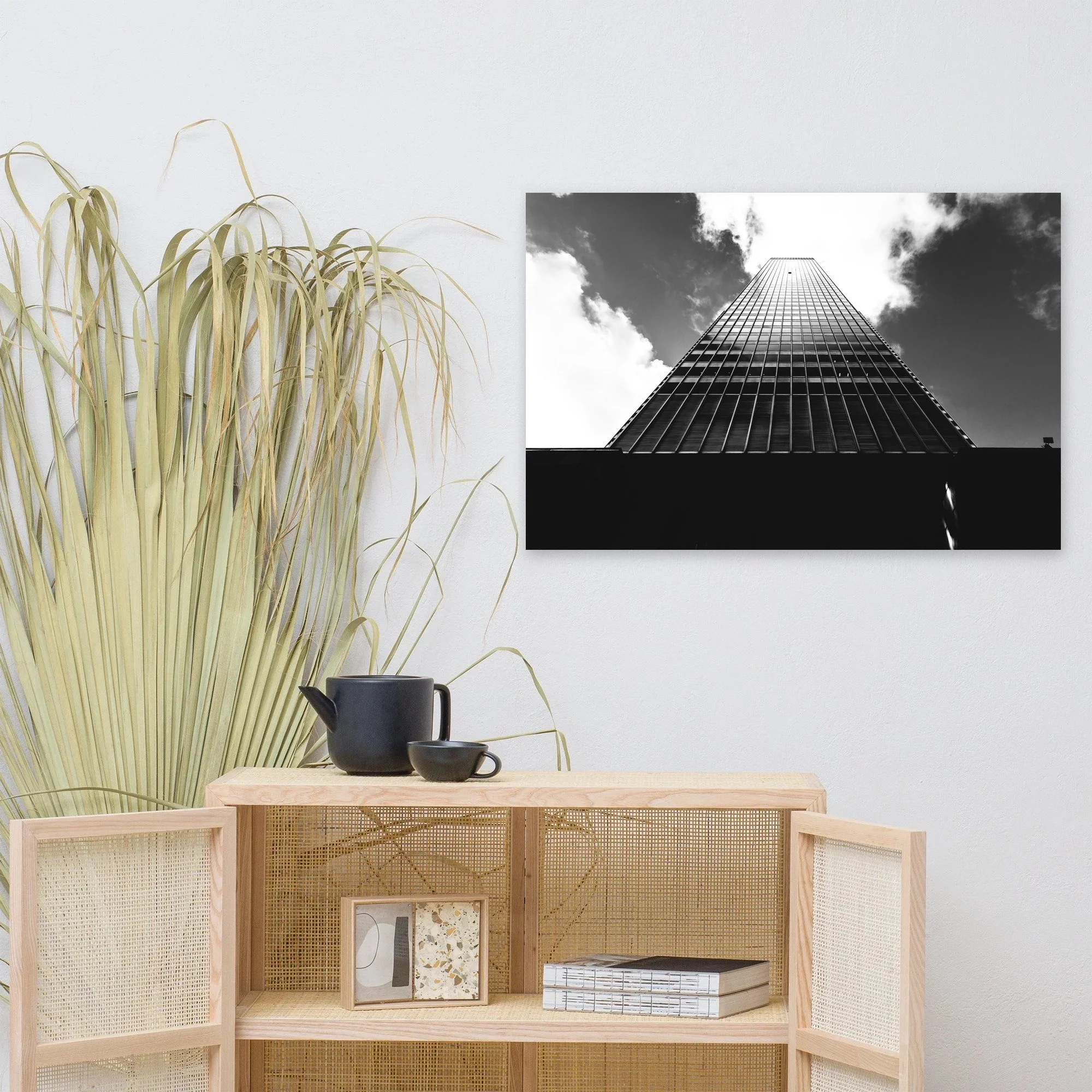 Affiche Gratte-ciel vers le ciel, noir et blanc au mur au-dessus d'un meuble en bois clair – tirage photo d'art de Guillaume Gorini