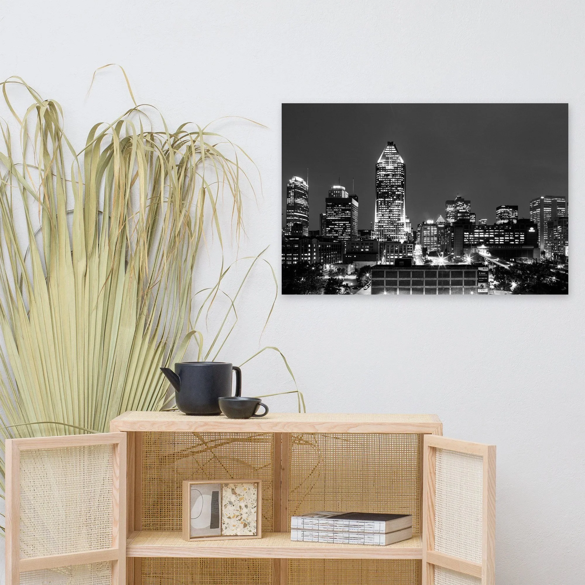 Affiche Centre-ville de Montréal en noir et blanc au mur au-dessus d'un meuble en bois clair – tirage photo d'art de Guillaume Gorini