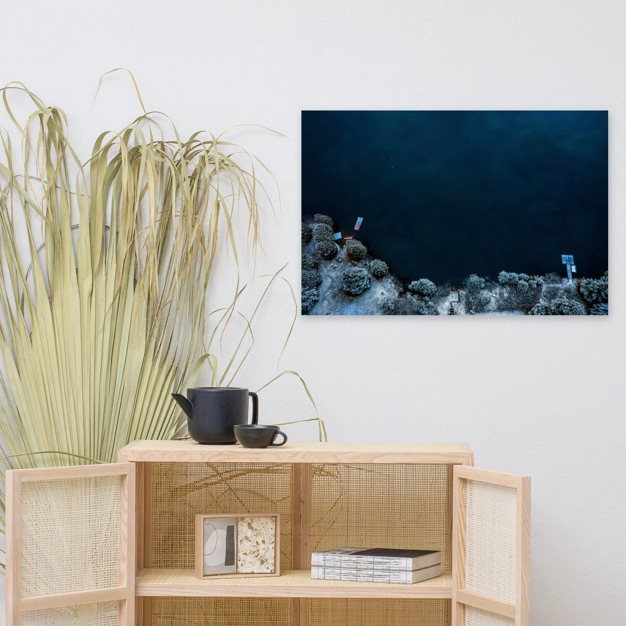 Affiche Premier gel au bord du lac au mur au-dessus d'un meuble en bois clair – tirage photo d'art de Guillaume Gorini