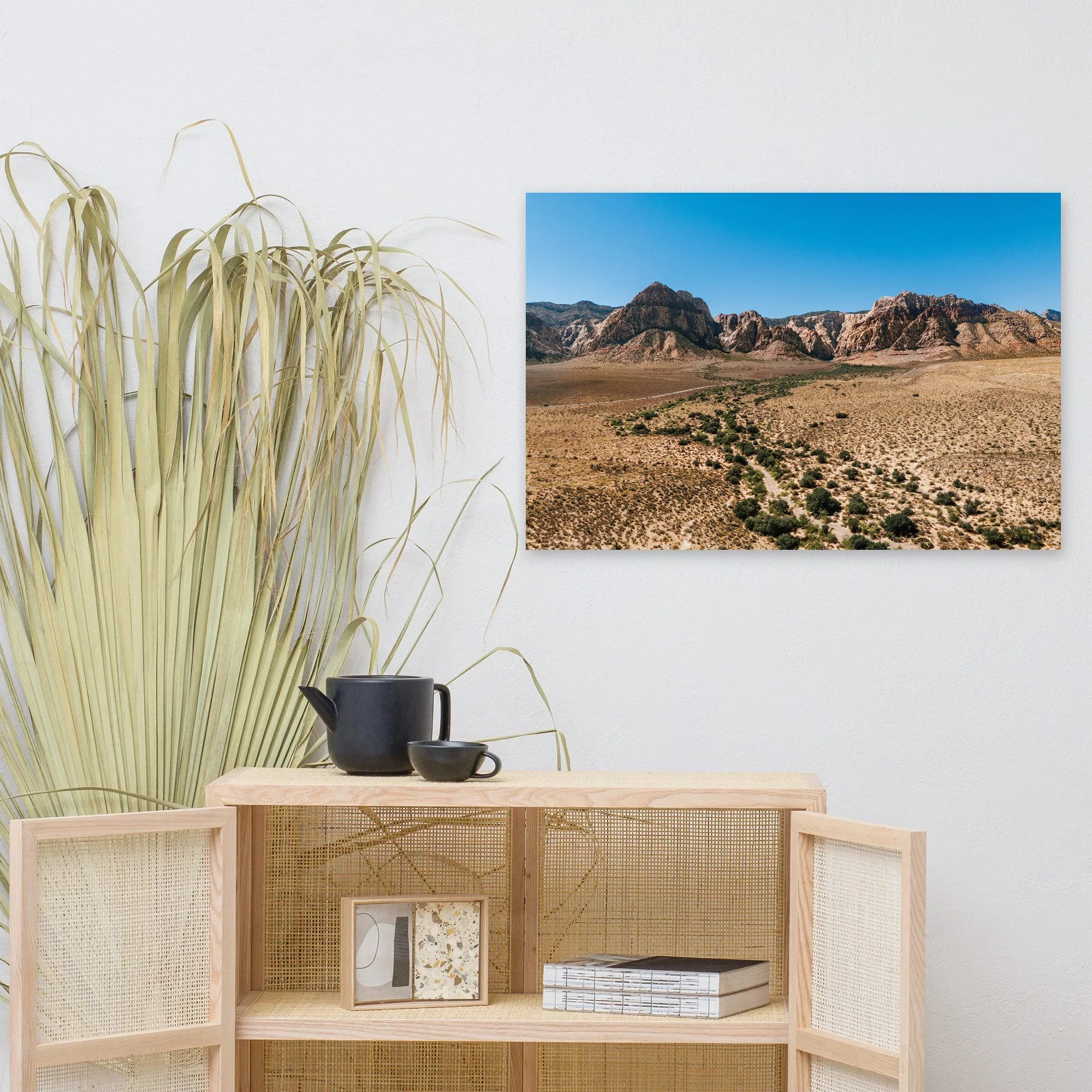 Affiche Montagnes rouges du désert au mur au-dessus d'un meuble en bois clair – tirage photo d'art de Guillaume Gorini