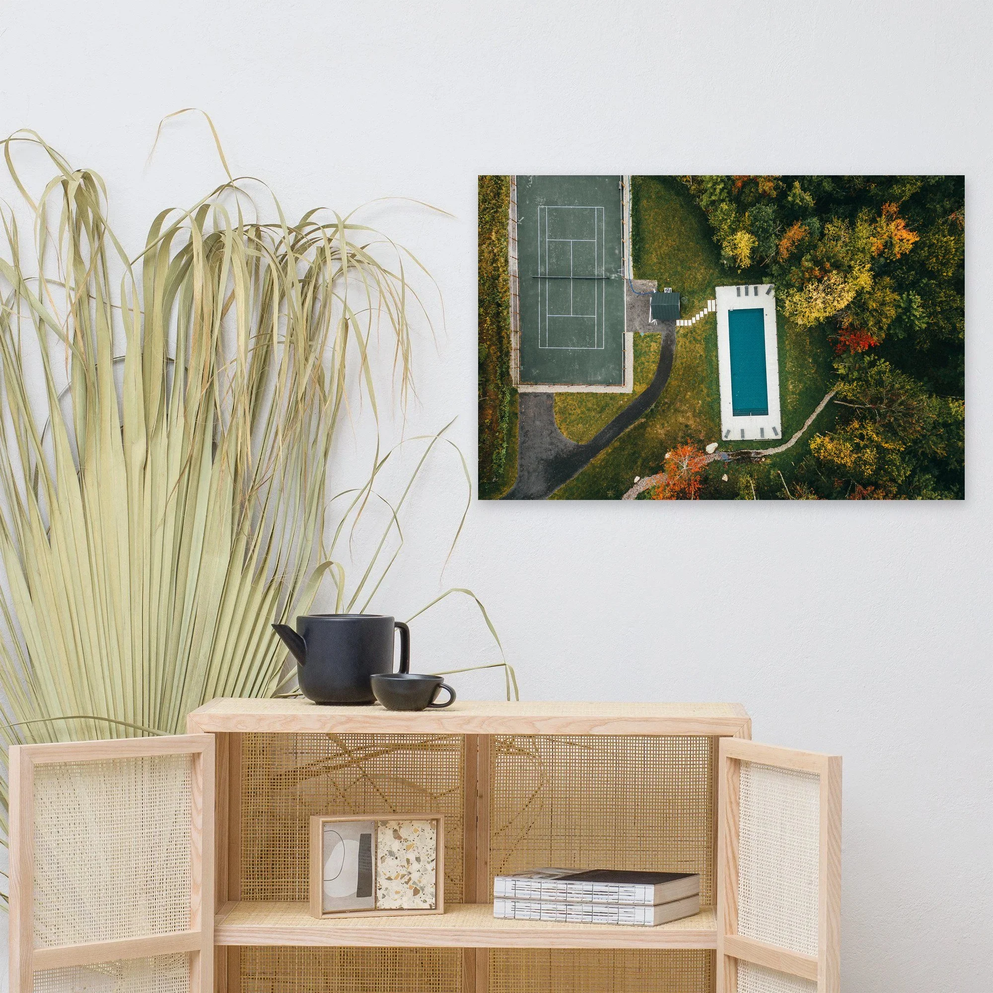 Affiche Tennis et piscine en automne, vue du ciel au mur au-dessus d'un meuble en bois clair – tirage photo d'art de Guillaume Gorini