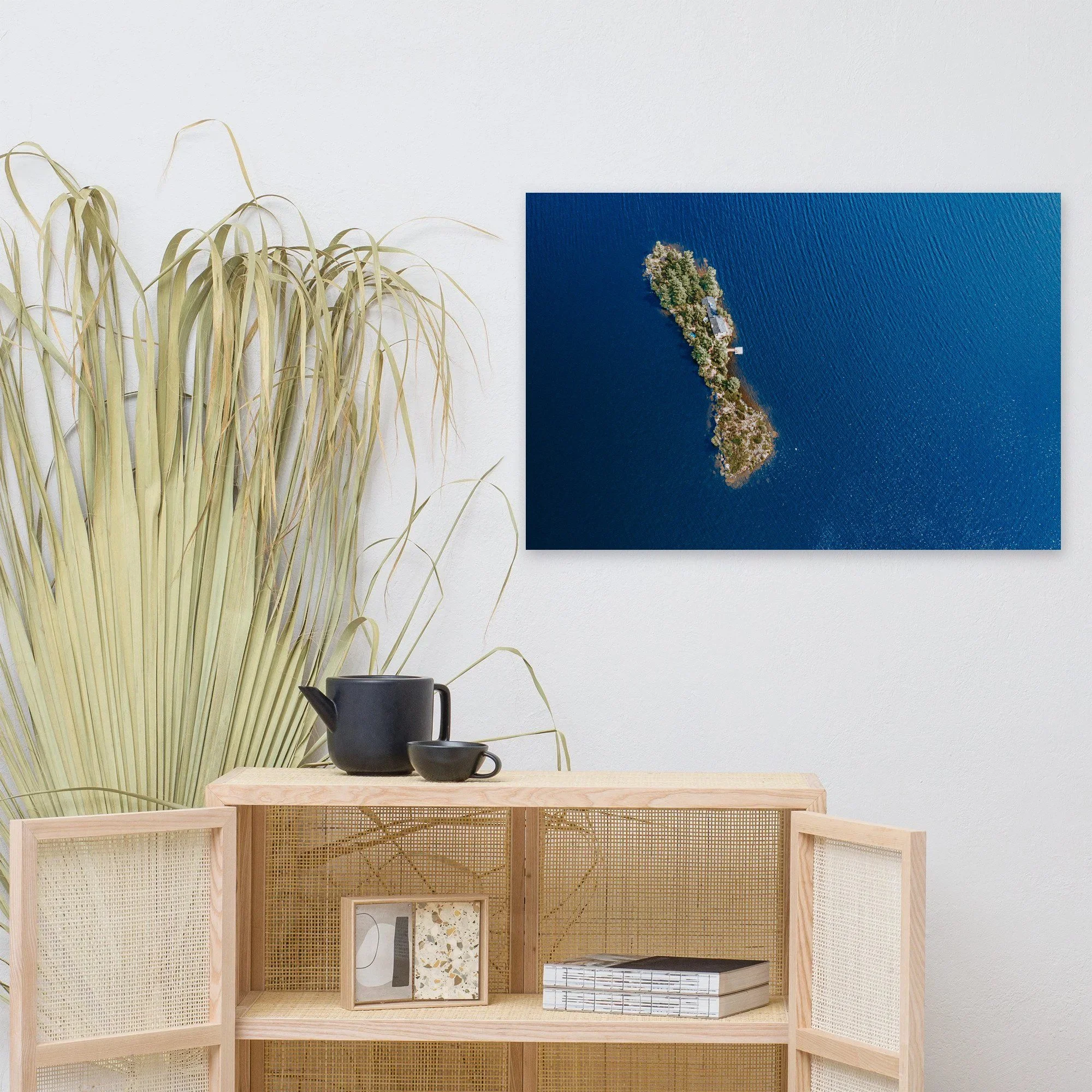 Affiche L'île au milieu du bleu, vue du ciel au mur au-dessus d'un meuble en bois clair – tirage photo d'art de Guillaume Gorini