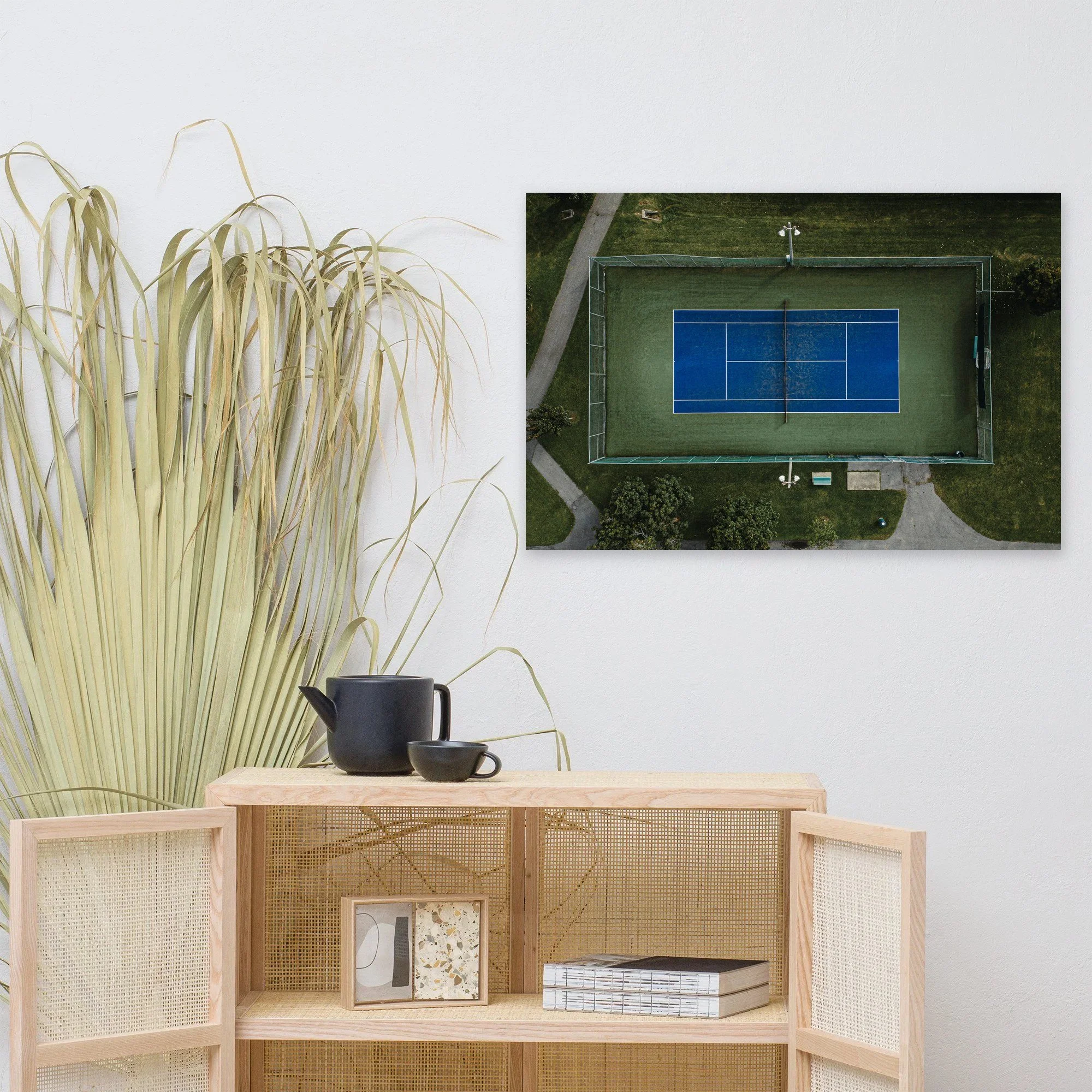 Affiche Court de tennis bleu, vue du ciel au mur au-dessus d'un meuble en bois clair – tirage photo d'art de Guillaume Gorini