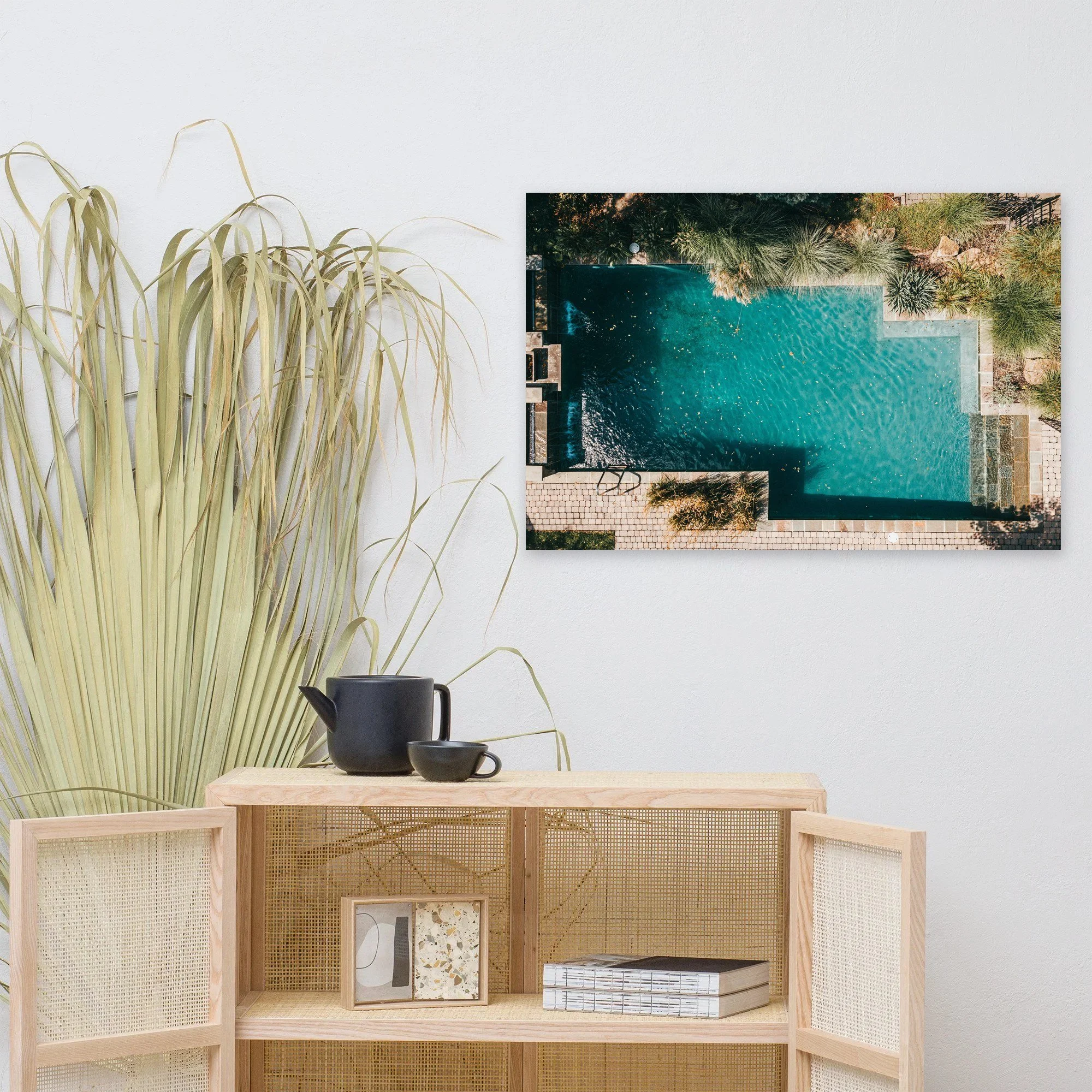 Affiche Piscine turquoise et palmiers au mur au-dessus d'un meuble en bois clair – tirage photo d'art de Guillaume Gorini