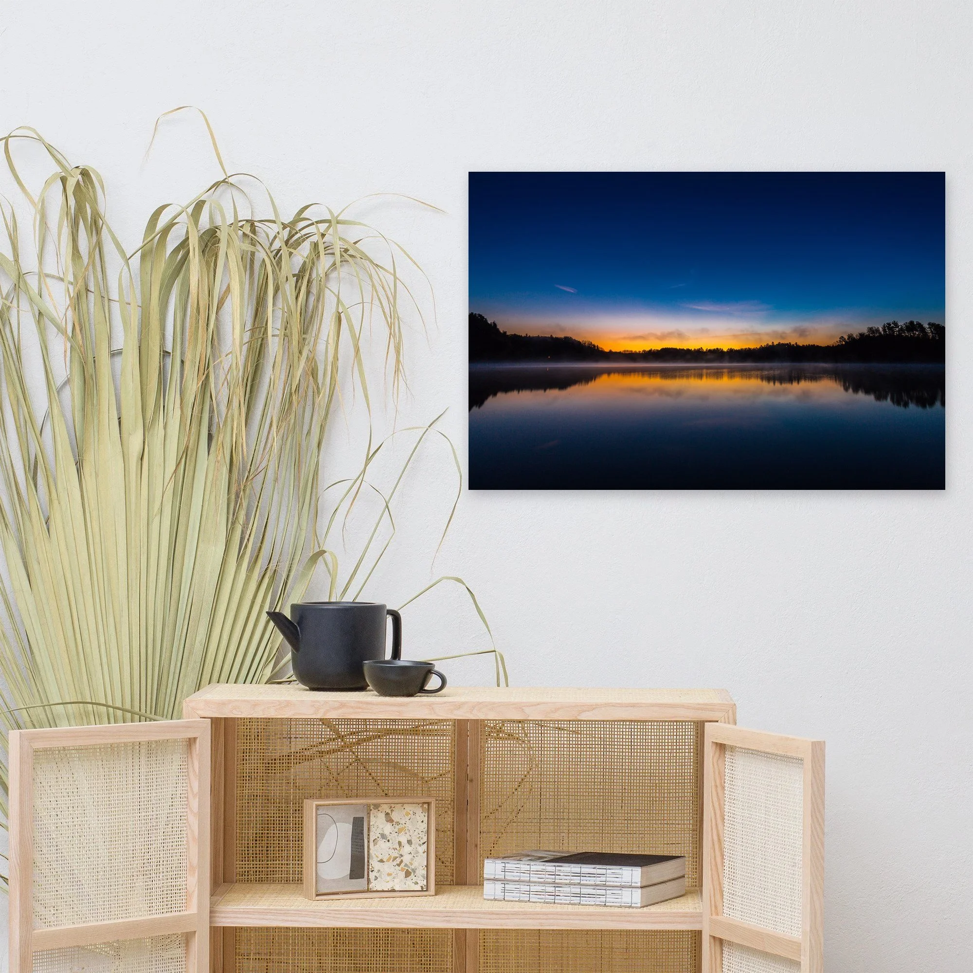 Affiche L'aube sur le lac au mur au-dessus d'un meuble en bois clair – tirage photo d'art de Guillaume Gorini