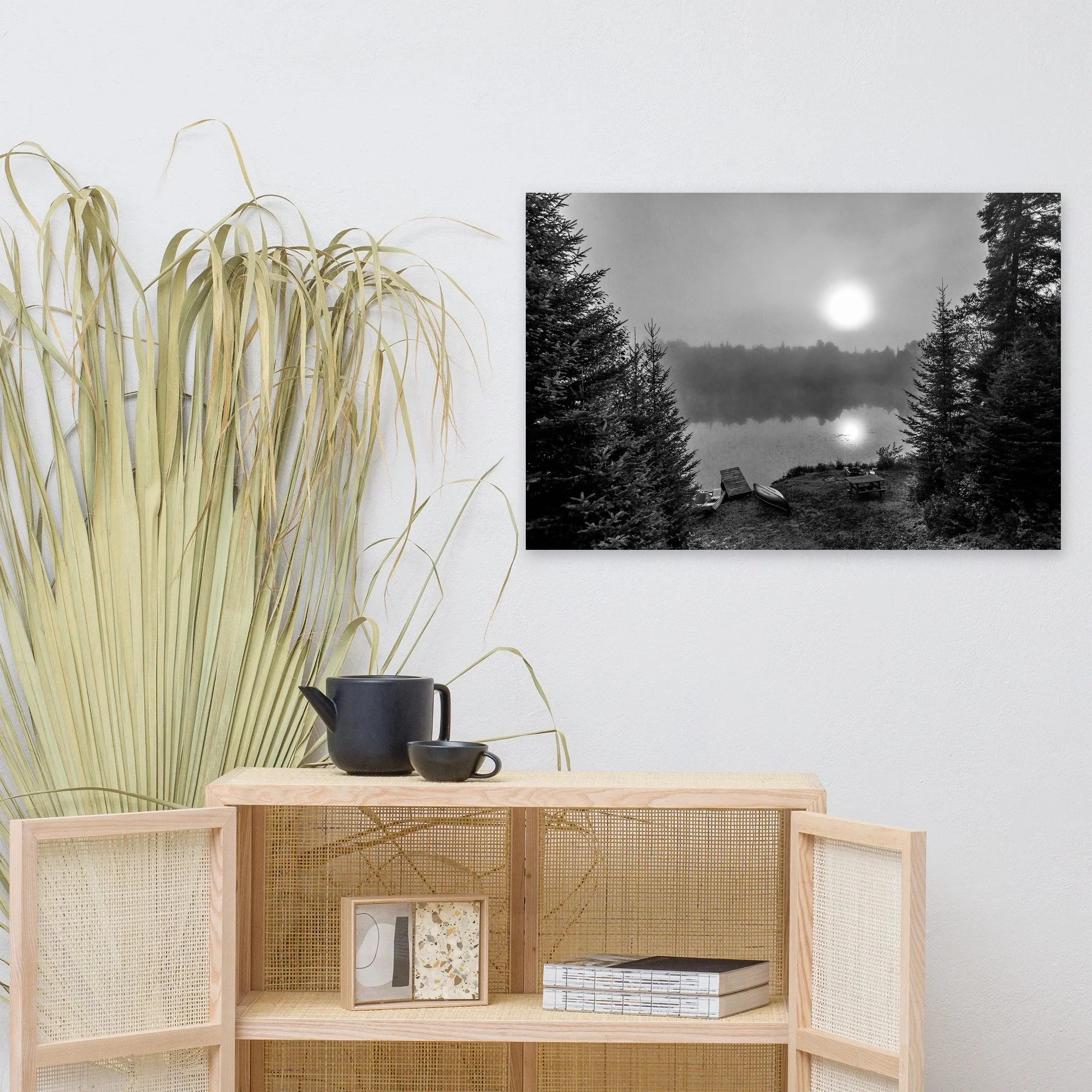 Affiche Brume sur le lac, noir et blanc au mur au-dessus d'un meuble en bois clair – tirage photo d'art de Guillaume Gorini