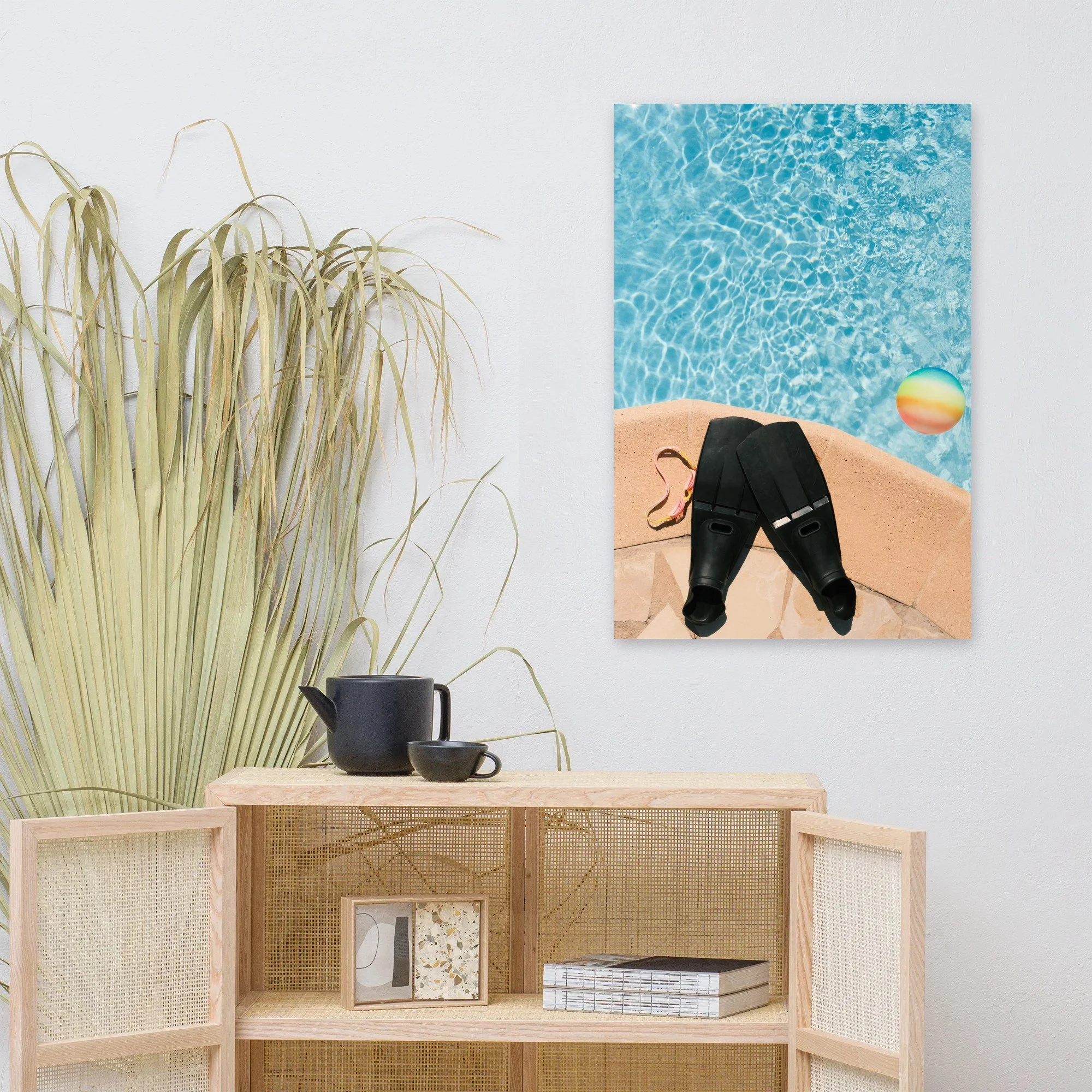 Affiche Plongeon d'été, Cagnes-sur-Mer au mur au-dessus d'un meuble en bois clair – tirage photo d'art de Guillaume Gorini