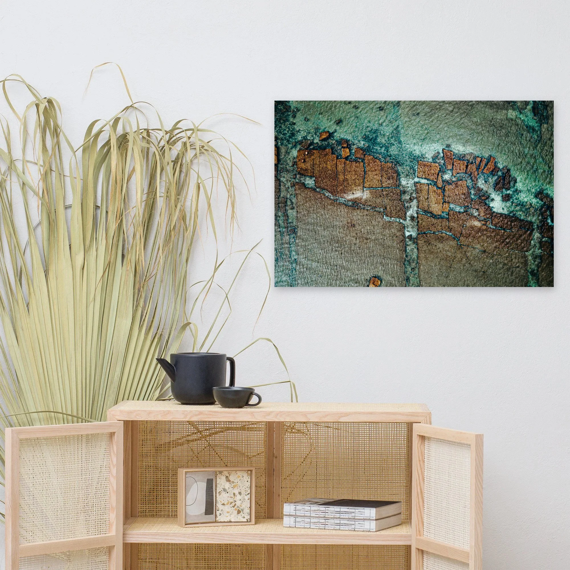 Affiche Rochers et eaux turquoise, vue du ciel au mur au-dessus d'un meuble en bois clair – tirage photo d'art de Guillaume Gorini