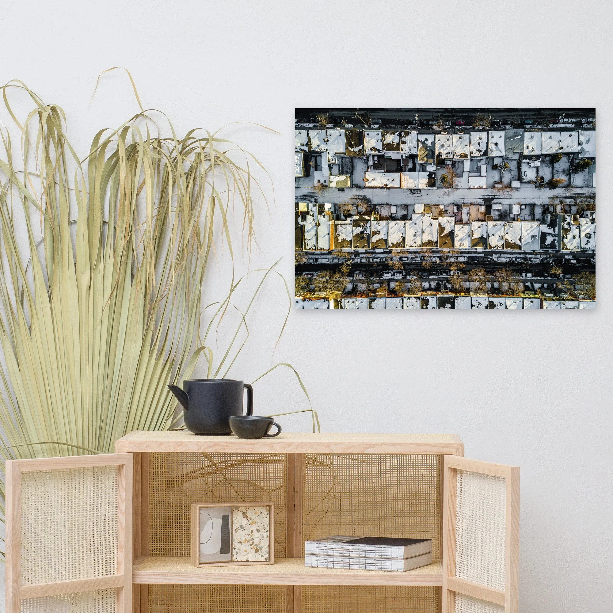 Affiche Toits enneigés du Plateau, vue du ciel au mur au-dessus d'un meuble en bois clair – tirage photo d'art de Guillaume Gorini