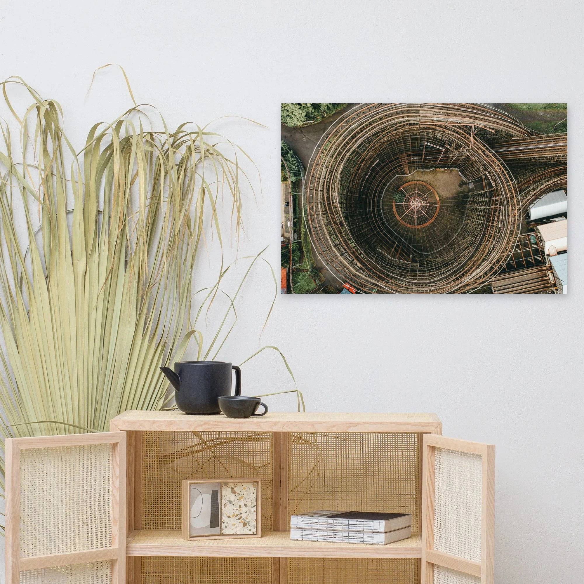 Affiche Montagnes russes en bois, La Ronde au mur au-dessus d'un meuble en bois clair – tirage photo d'art de Guillaume Gorini