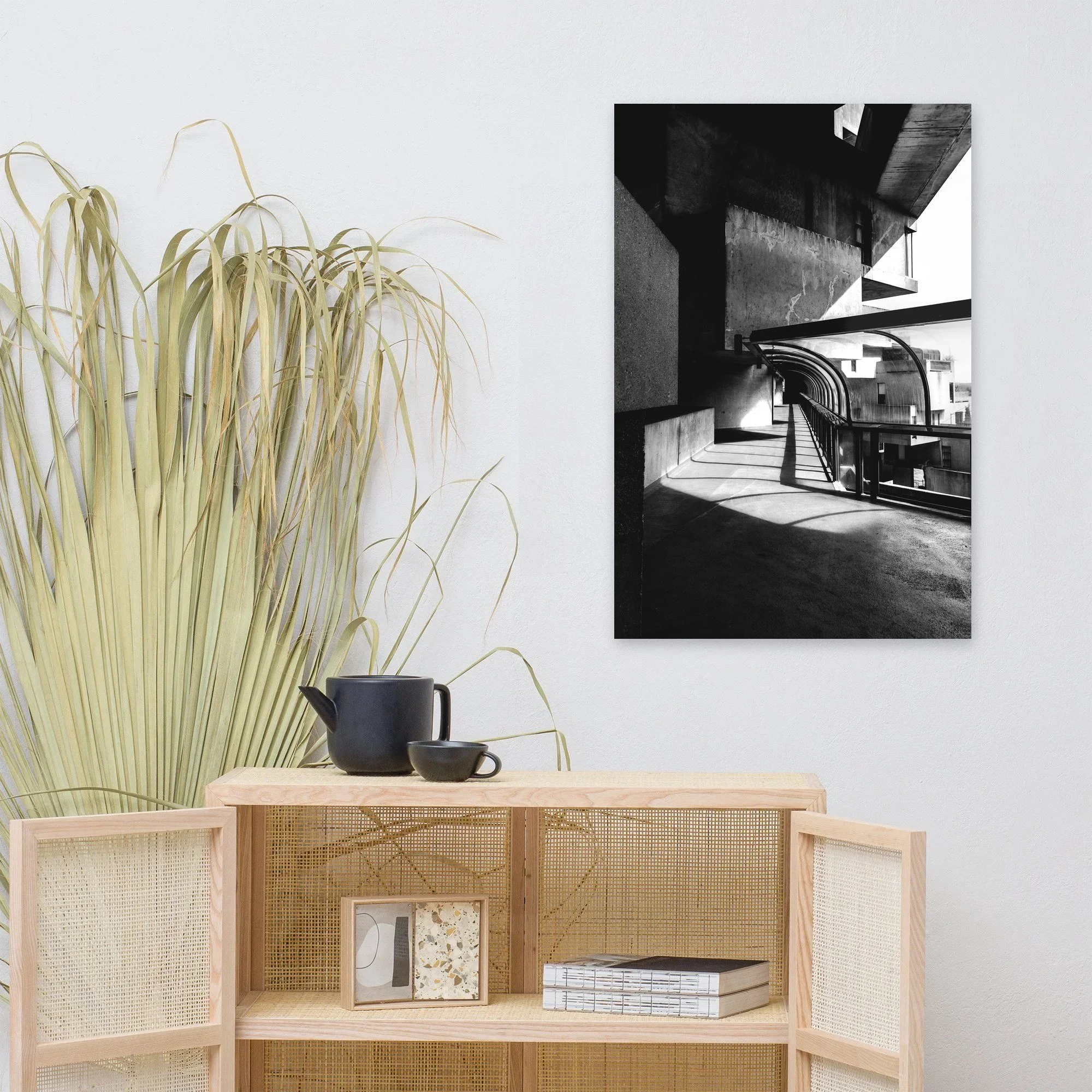 Affiche Passerelle et béton, noir et blanc au mur au-dessus d'un meuble en bois clair – tirage photo d'art de Guillaume Gorini