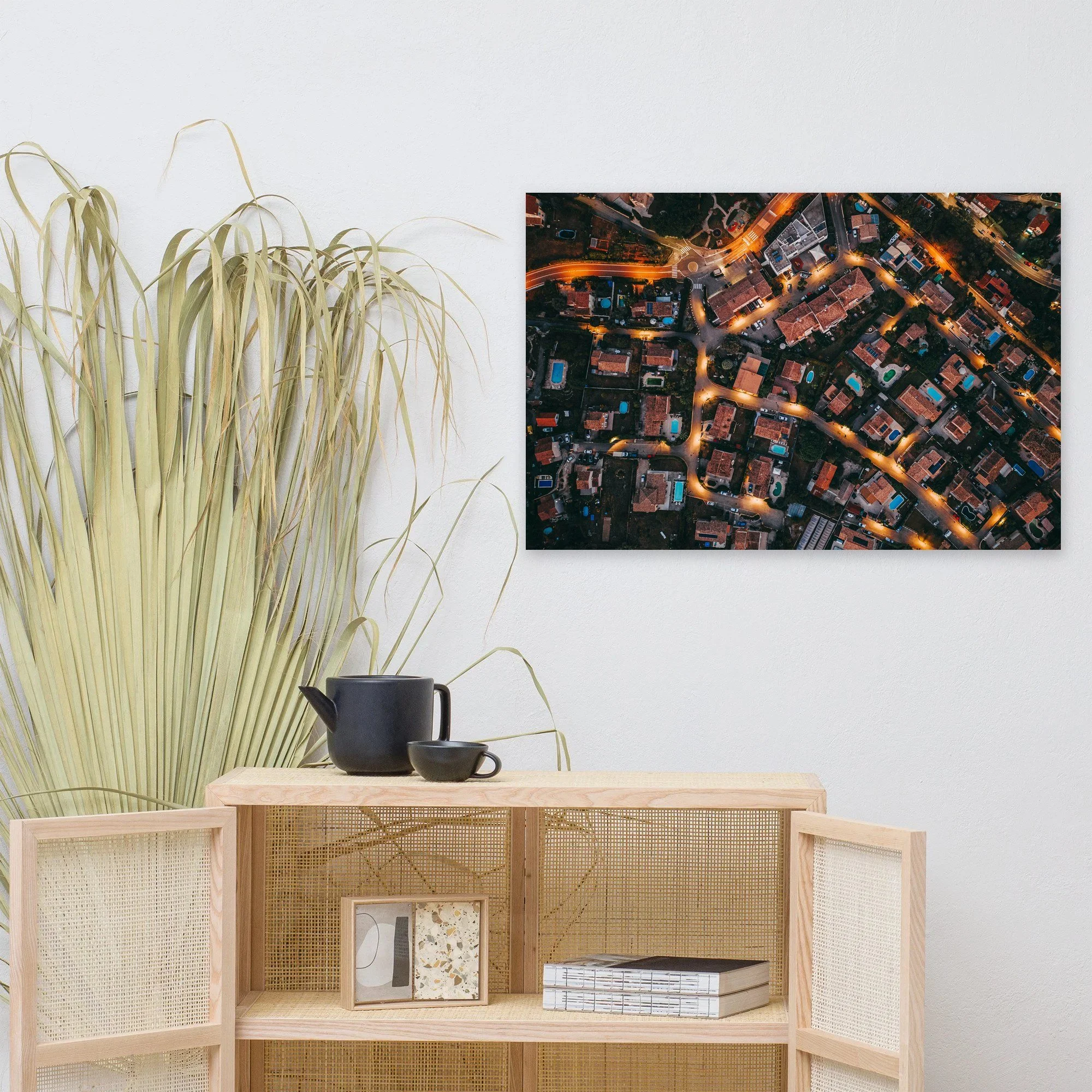 Affiche Quartier illuminé, la nuit au mur au-dessus d'un meuble en bois clair – tirage photo d'art de Guillaume Gorini