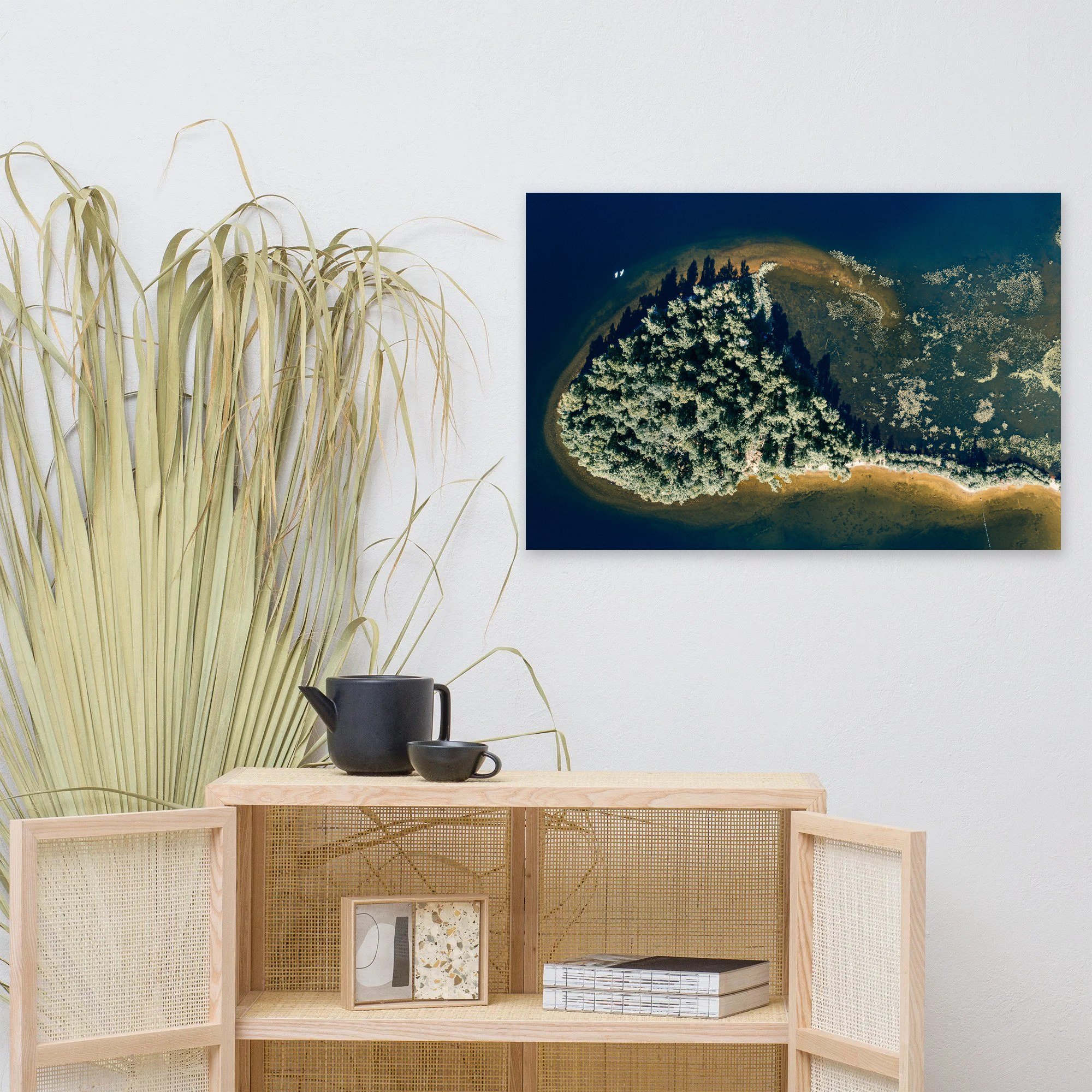 Affiche Île et hauts-fonds, vue du ciel au mur au-dessus d'un meuble en bois clair – tirage photo d'art de Guillaume Gorini
