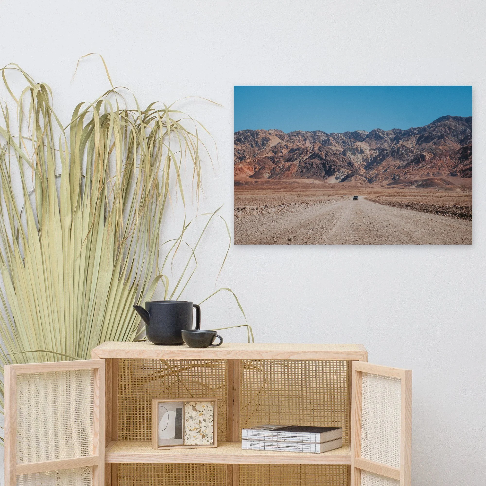 Affiche Route vers les montagnes colorées, Vallée de la Mort au mur au-dessus d'un meuble en bois clair – tirage photo d'art de Guillaume Gorini