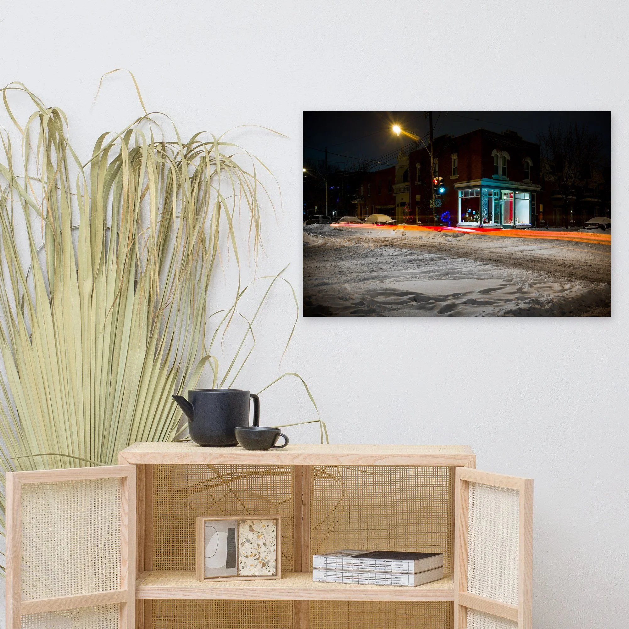 Affiche Le Plateau sous la neige, la nuit au mur au-dessus d'un meuble en bois clair – tirage photo d'art de Guillaume Gorini