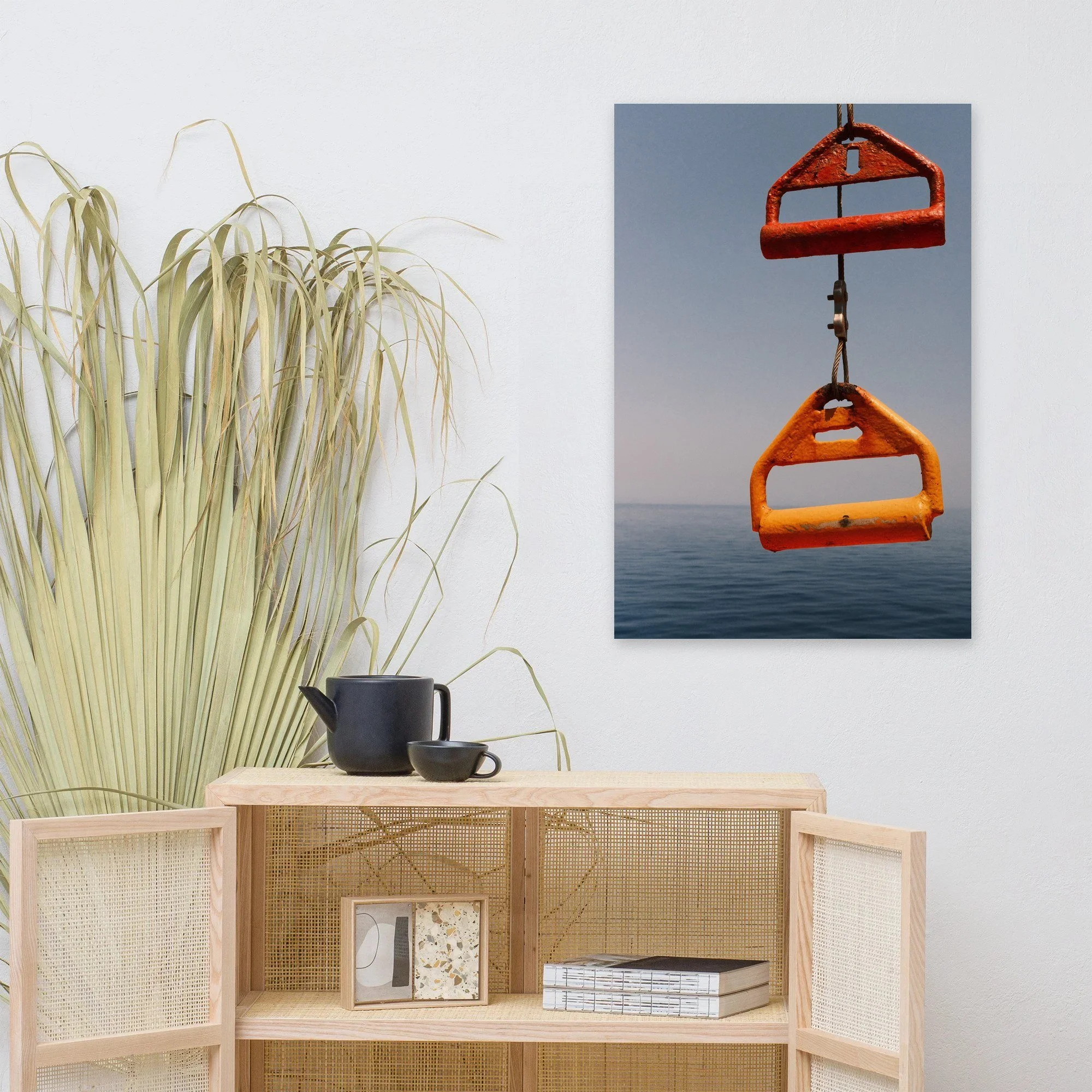 Affiche Poignées orange sur la mer Égée, Grèce au mur au-dessus d'un meuble en bois clair – tirage photo d'art de Guillaume Gorini