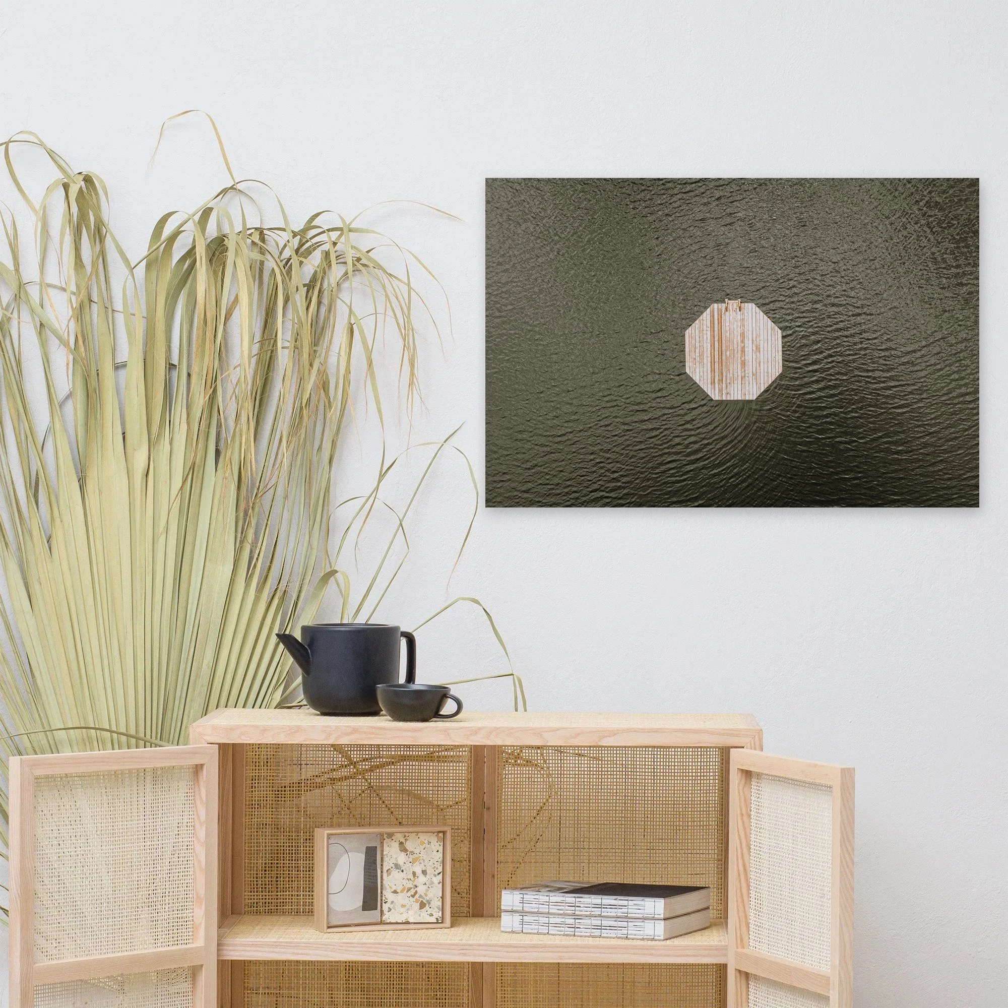 Affiche Quai octogonal sur le lac au mur au-dessus d'un meuble en bois clair – tirage photo d'art de Guillaume Gorini