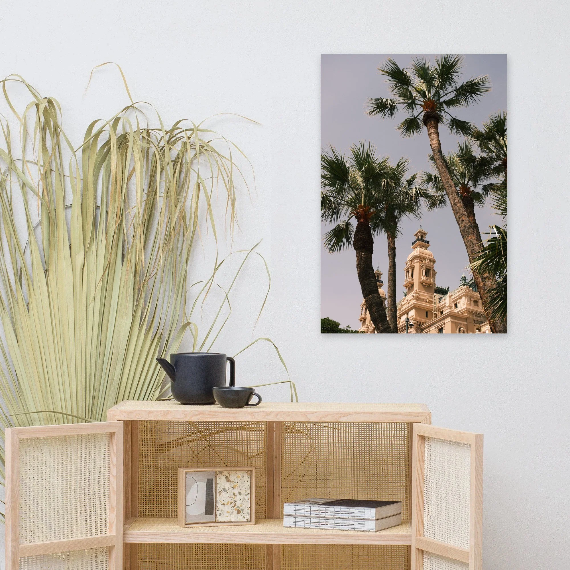 Affiche Palmiers de la Côte d'Azur au mur au-dessus d'un meuble en bois clair – tirage photo d'art de Guillaume Gorini