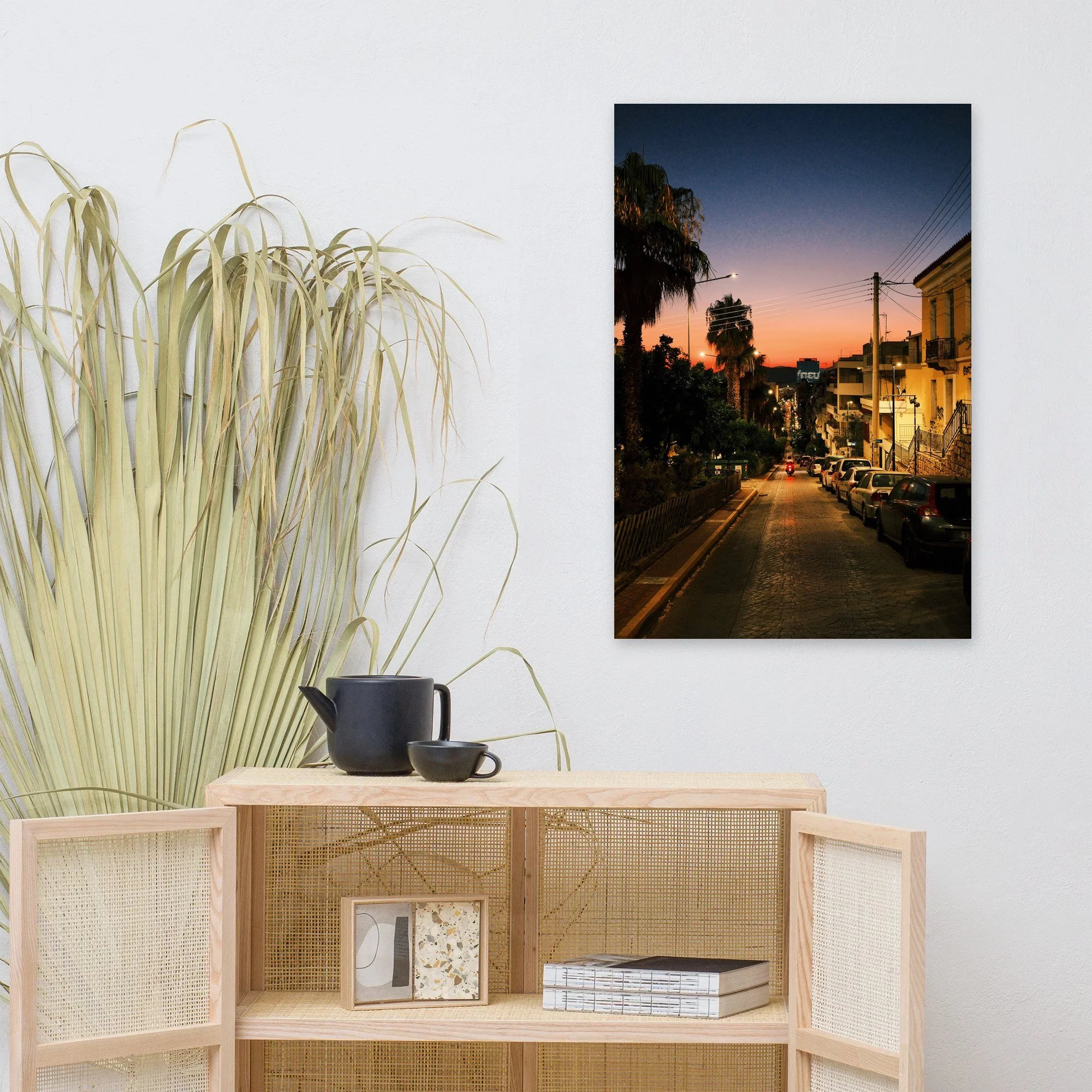 Affiche Rue d'Athènes au coucher du soleil au mur au-dessus d'un meuble en bois clair – tirage photo d'art de Guillaume Gorini