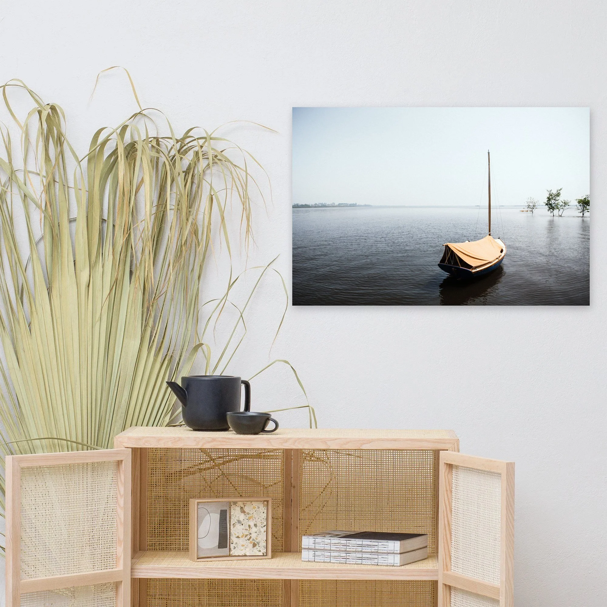 Affiche Voilier dans la brume au mur au-dessus d'un meuble en bois clair – tirage photo d'art de Guillaume Gorini