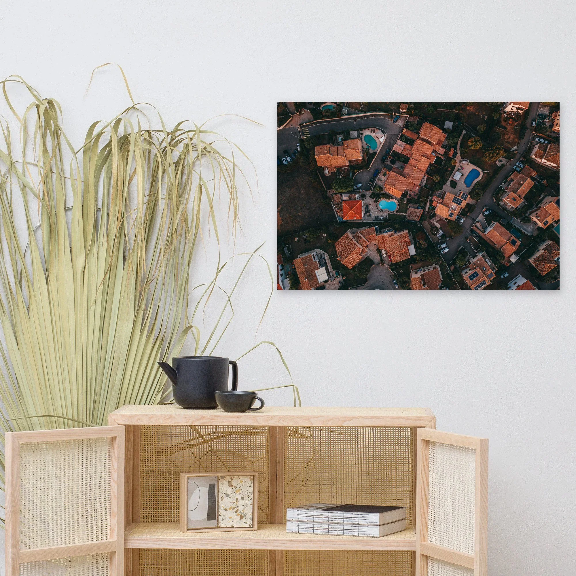 Affiche Toits de tuiles, vue du ciel au mur au-dessus d'un meuble en bois clair – tirage photo d'art de Guillaume Gorini