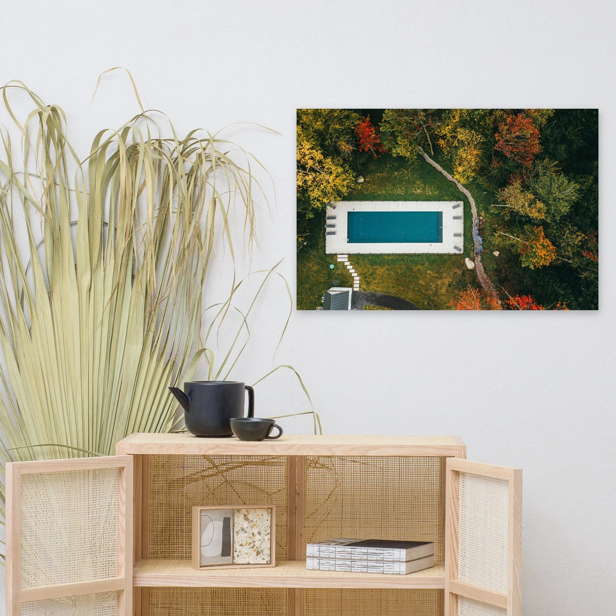 Affiche Piscine en automne, vue du ciel au mur au-dessus d'un meuble en bois clair – tirage photo d'art de Guillaume Gorini