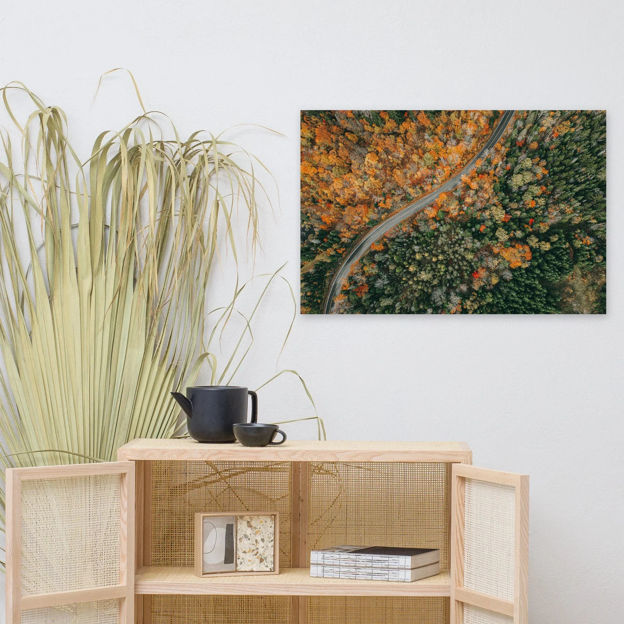 Affiche Route sinueuse en automne au mur au-dessus d'un meuble en bois clair – tirage photo d'art de Guillaume Gorini