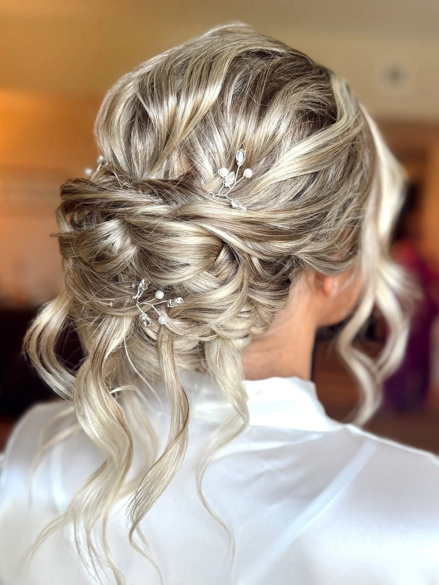 Cloe&rsquo;s Bridal Hair was so much fun to create🥰
&bull;
Soft, Effortless, &amp; Romantic for her gorgeous August wedding day🤍
&bull;
-Makeup: @shannoncolemakeup 

-Venue: @thehomefarmbarn 
&bull;
&bull;
#pittsburgh #pittsburghhairstylist #pittsb