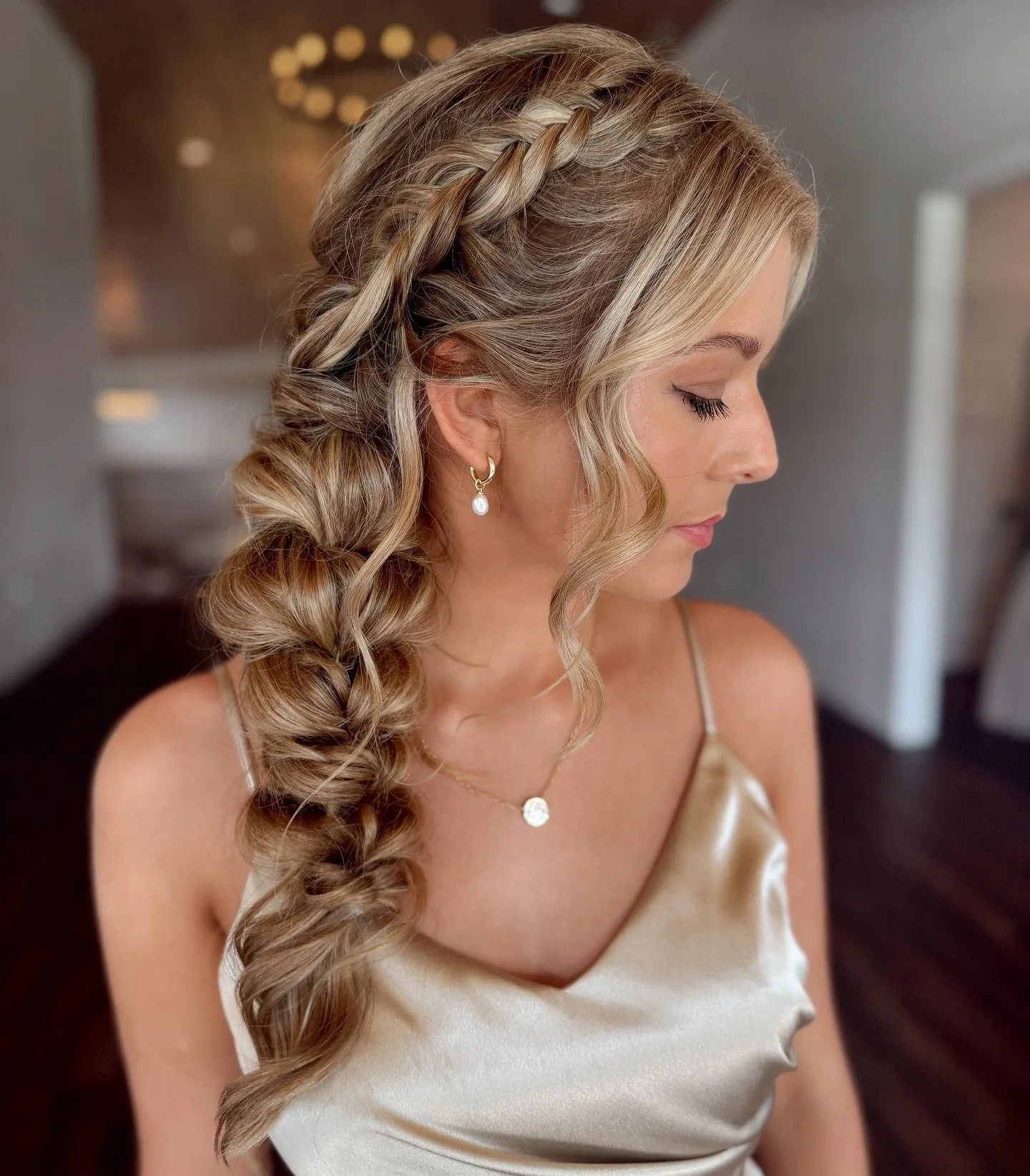 The prettiest bridesmaid braid🤍🤍
&bull;
For my girlies with long, thick hair that doesn&rsquo;t hold curl well, this style is for you!!
&bull;
&bull;
#pittsburgh #pittsburghhairstylist #pittsburghhair #pittsburghbride #pghhair #pghbride #pghwedding