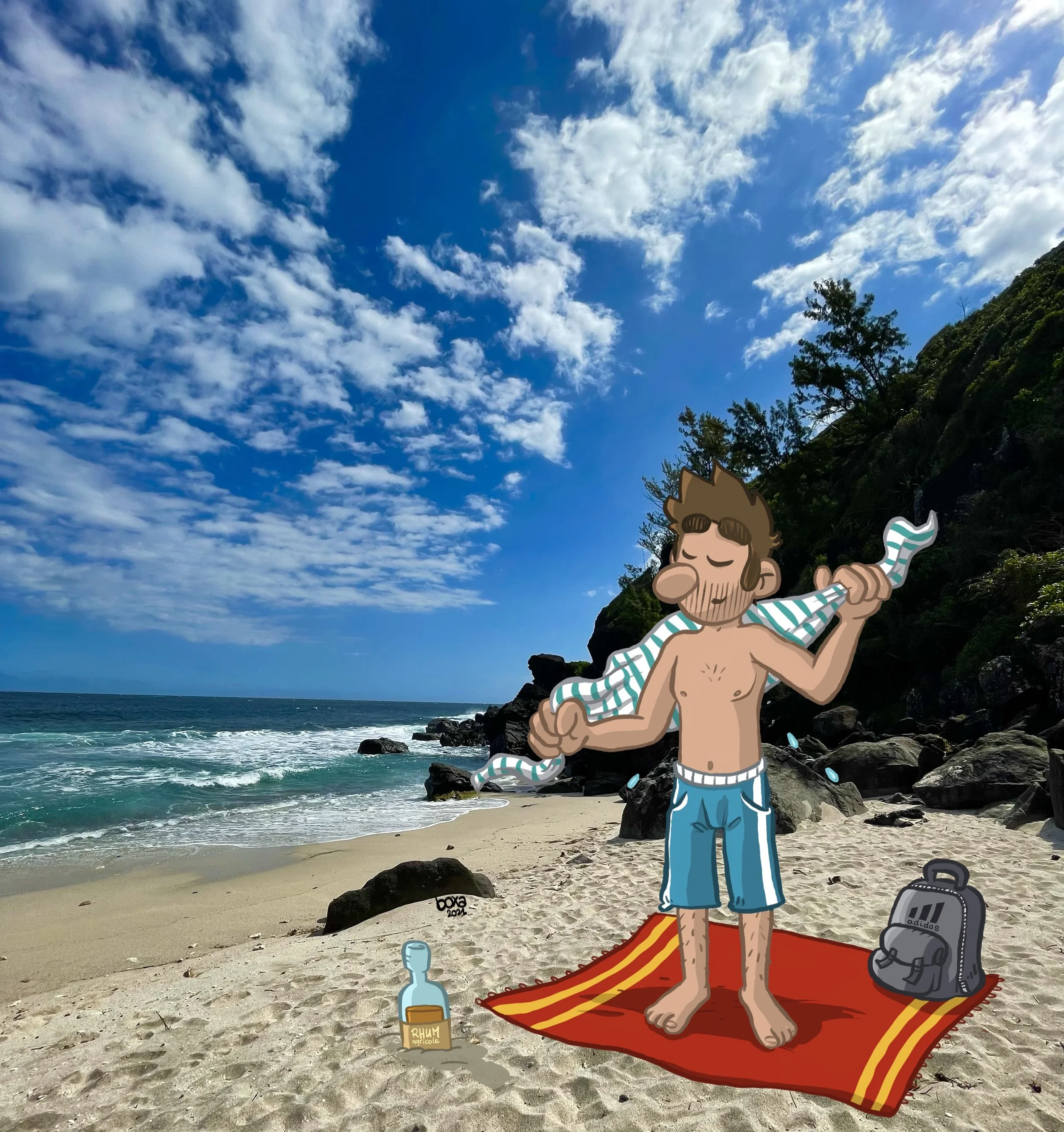 Personnage de dessin animé sur une plage, en short, tenant un vêtement, avec un sac à dos, une bouteille et une serviette. La plage a du sable, des rochers, et une mer avec des vagues, sous un ciel bleu avec des nuages.