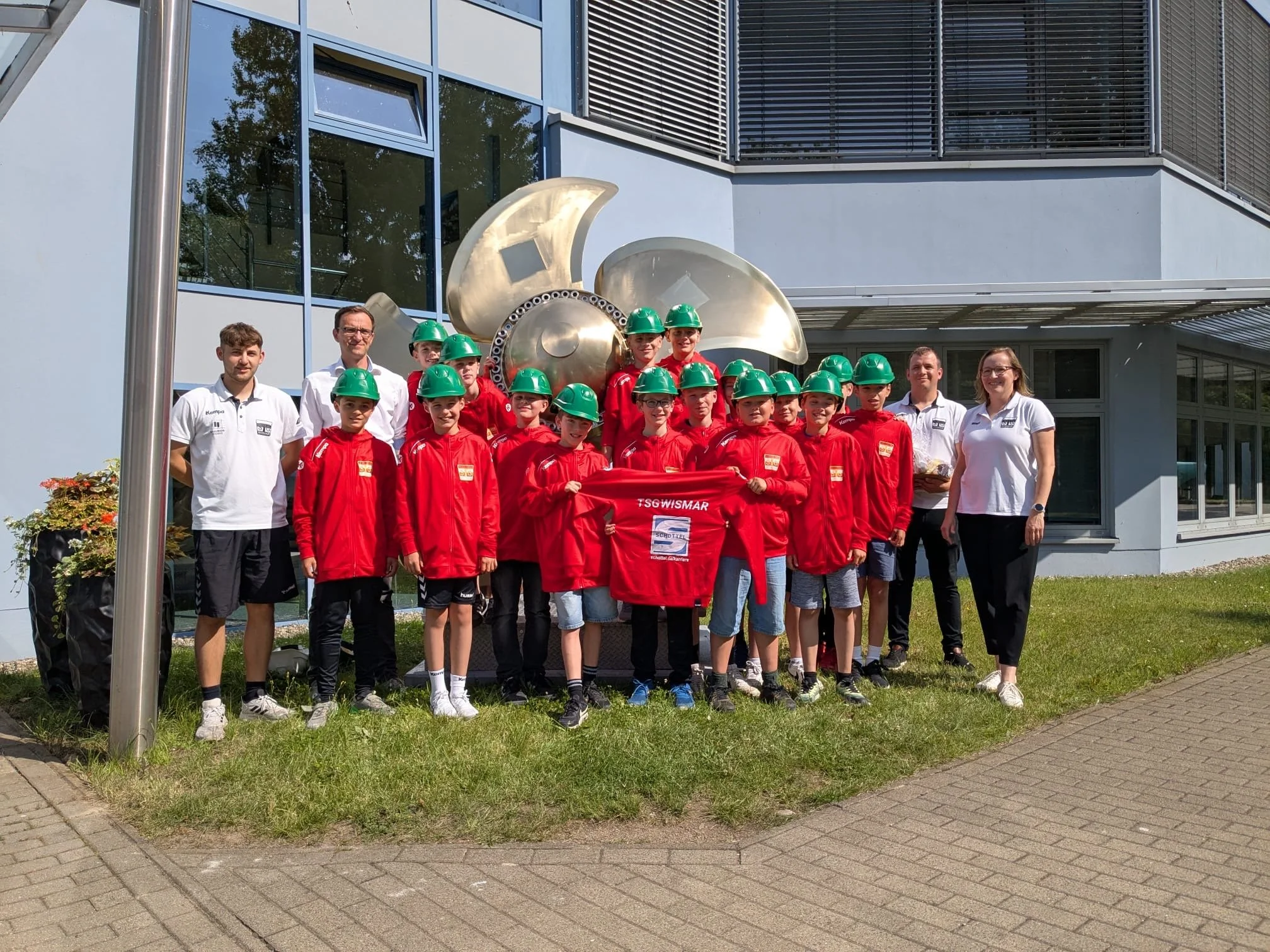 Starke Teams, starker Partner: SCHOTTEL stattet unsere MJD1 &amp; D2 mit neuen Trainingsanzügen aus!