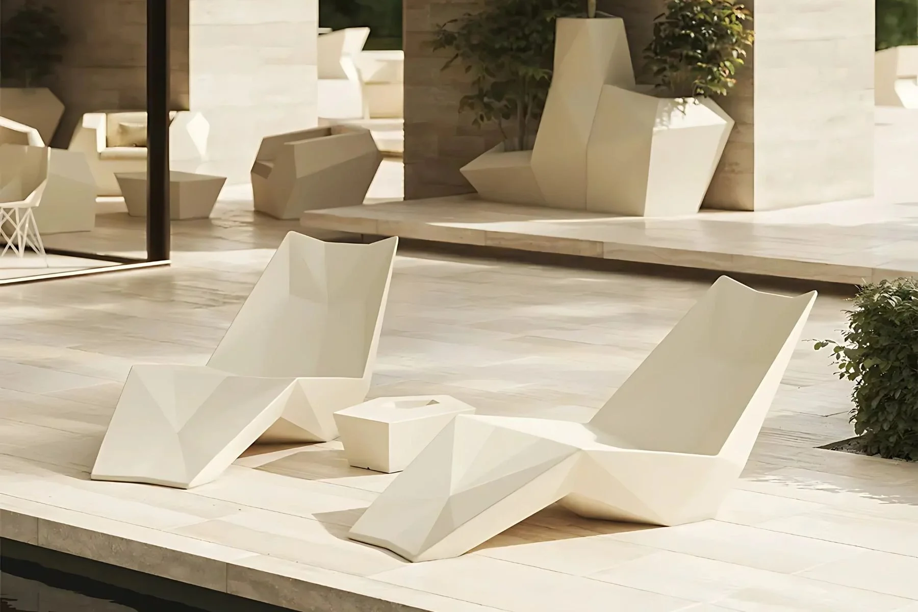 Dos sillas de diseño futurista blancas en un espacio exterior minimalista, con una mesa pequeña entre ellas, y plantas decorativas al fondo.