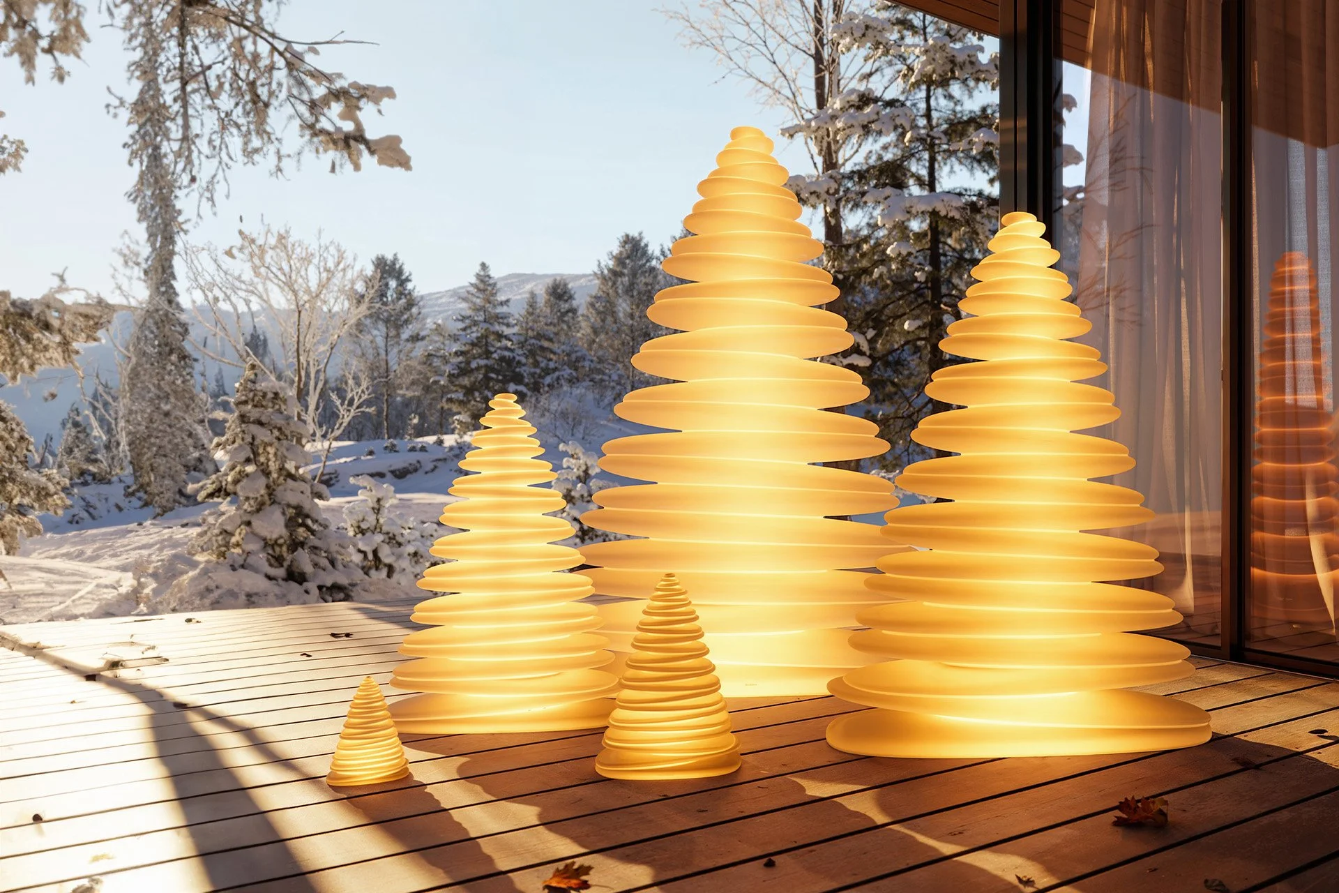 Decoraciones de árboles navideños de luz en un porche de madera con vista a un paisaje de nieve y árboles en un día soleado.