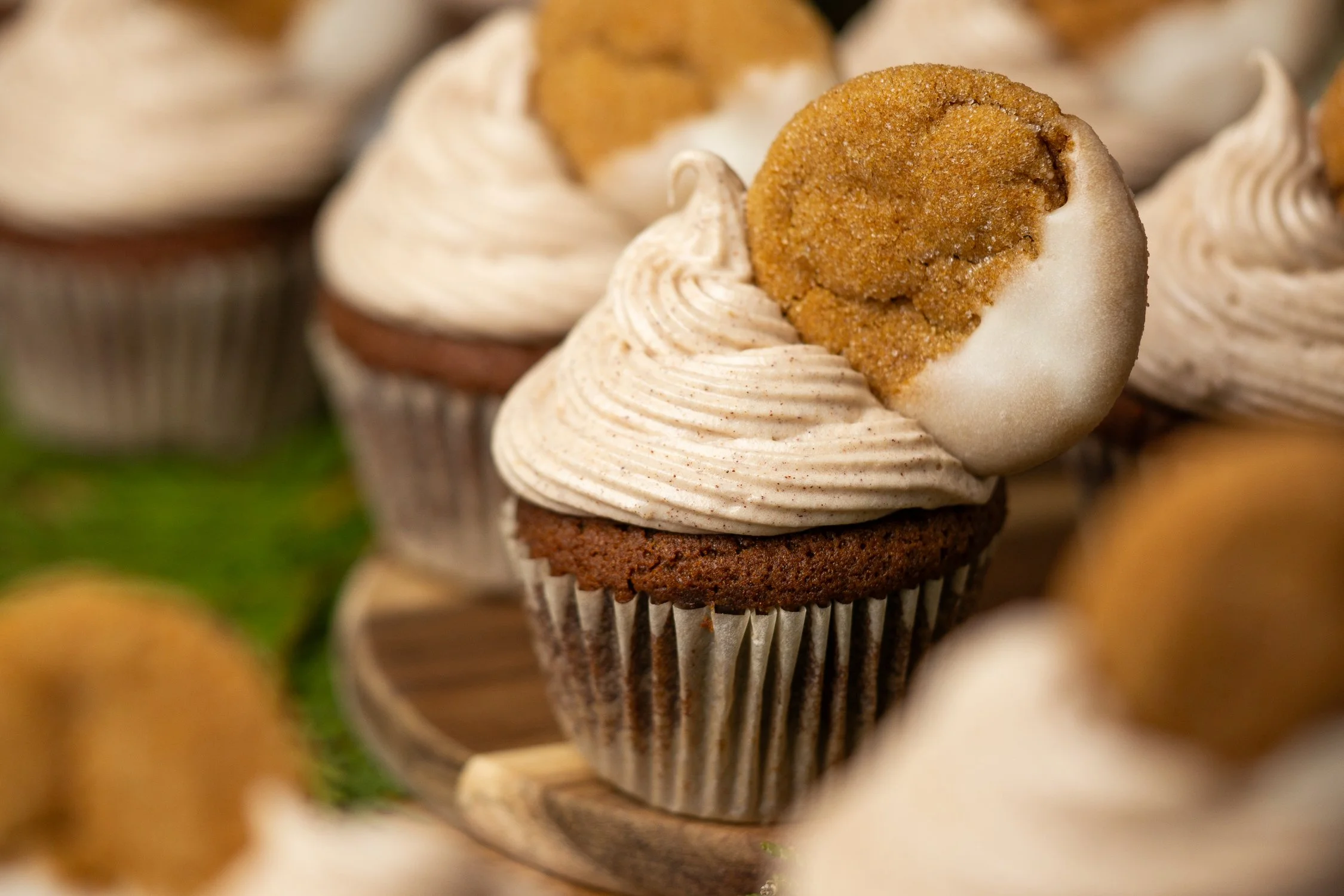 Gingerbread_Cupcakes_Cookies-03.jpg