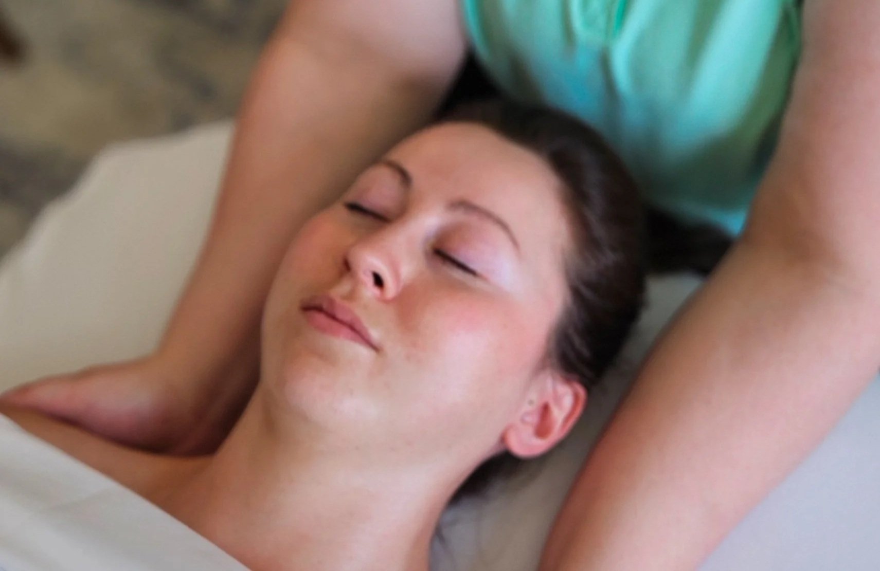 Relaxing shoulder massage as part of a TMJ massage treatment